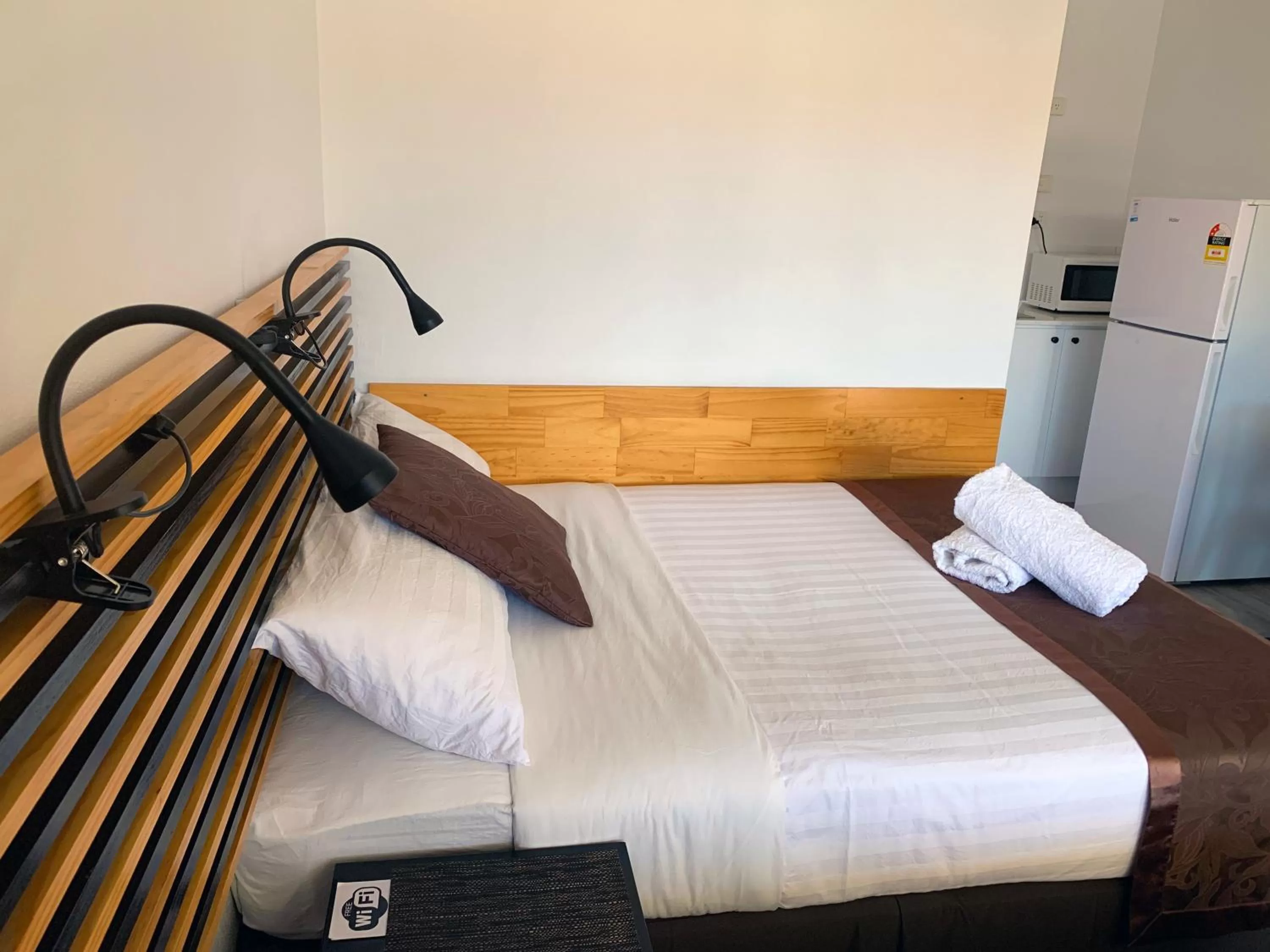 Bed in Baths Motel Moree