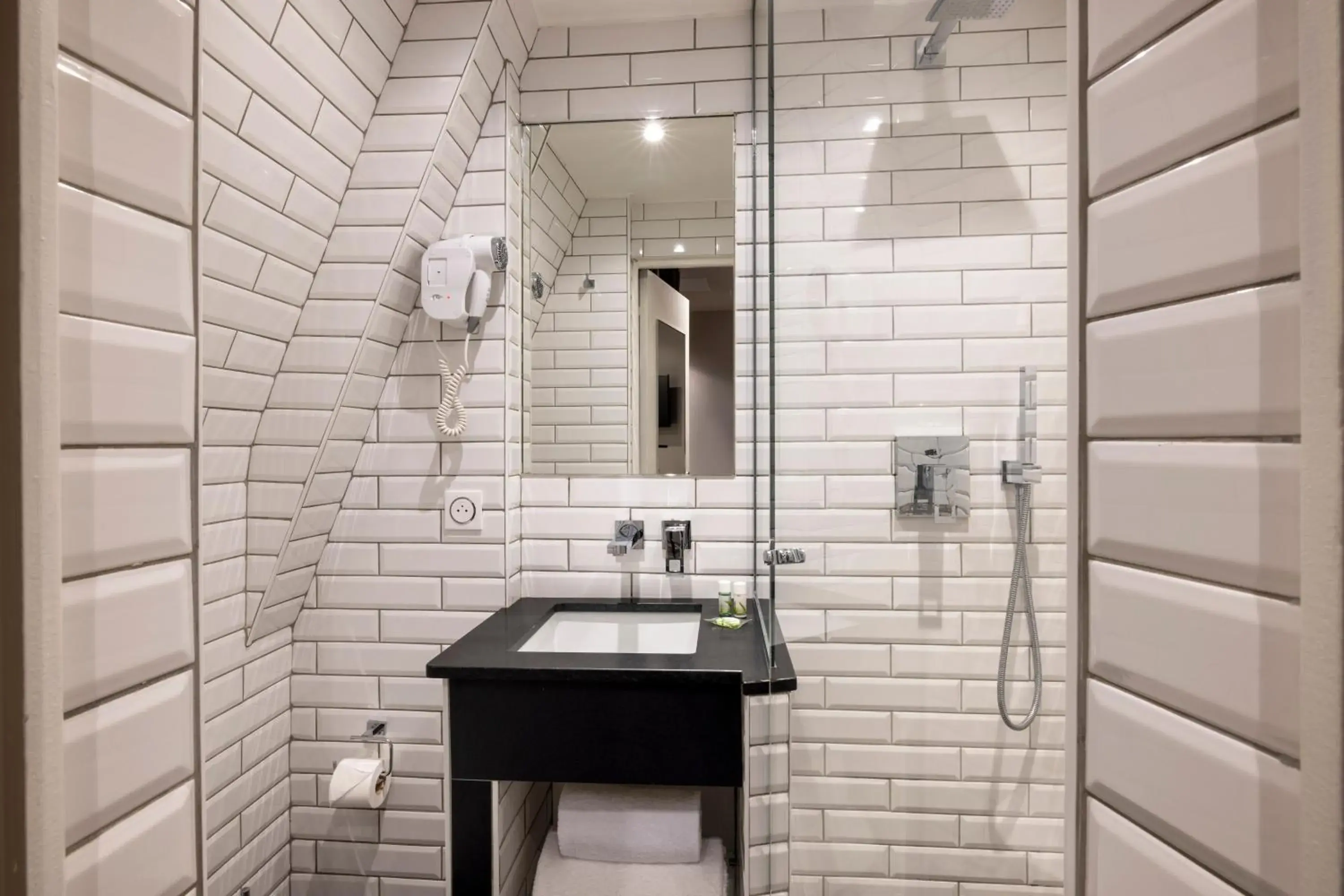Bathroom in Pavillon Monceau