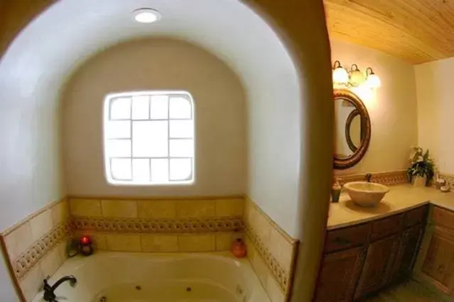 Hot Tub, Bathroom in Shady Brook Inn Village/Resort