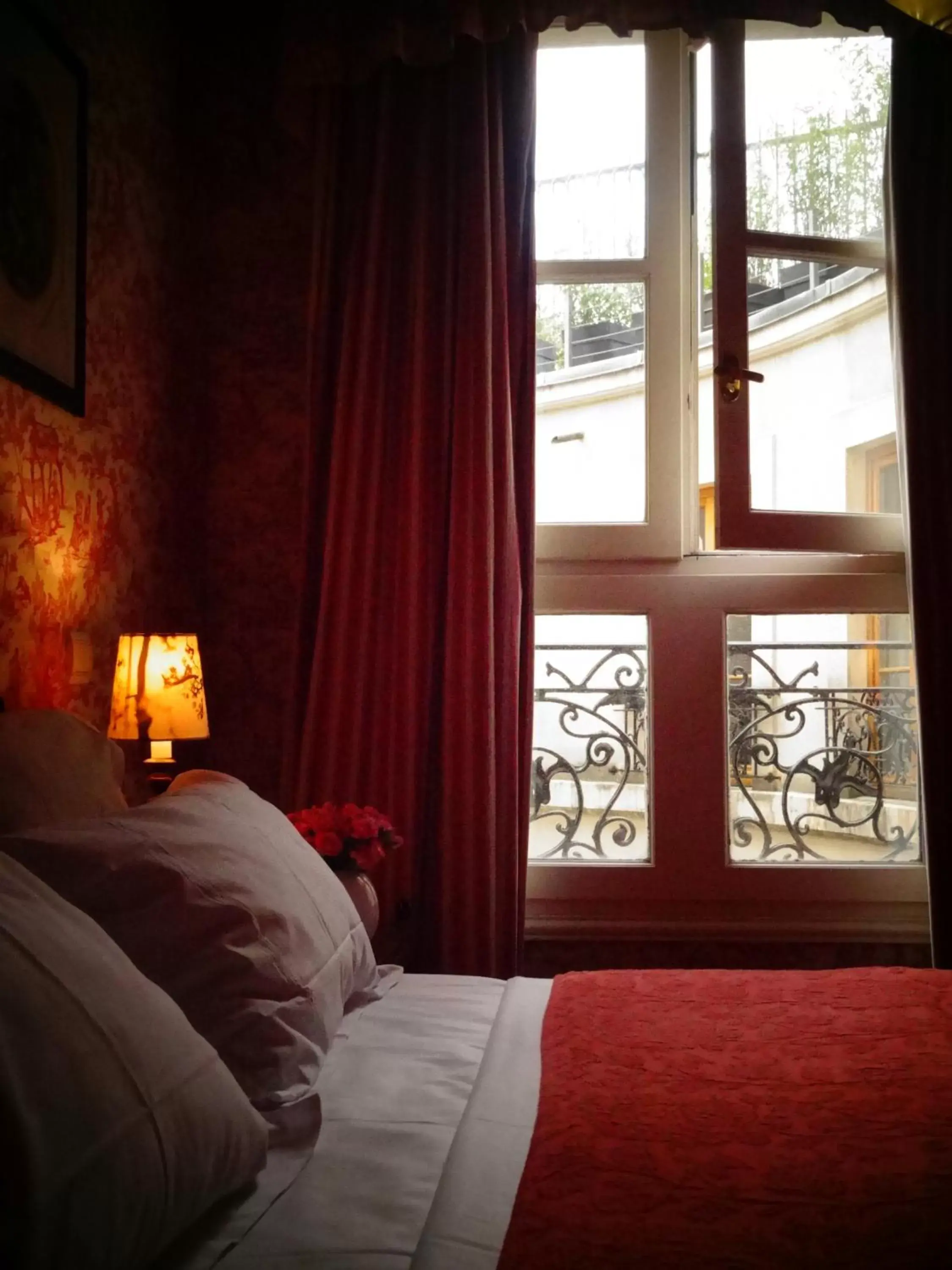 View (from property/room), Bed in HOTEL PRINCE DE CONTI