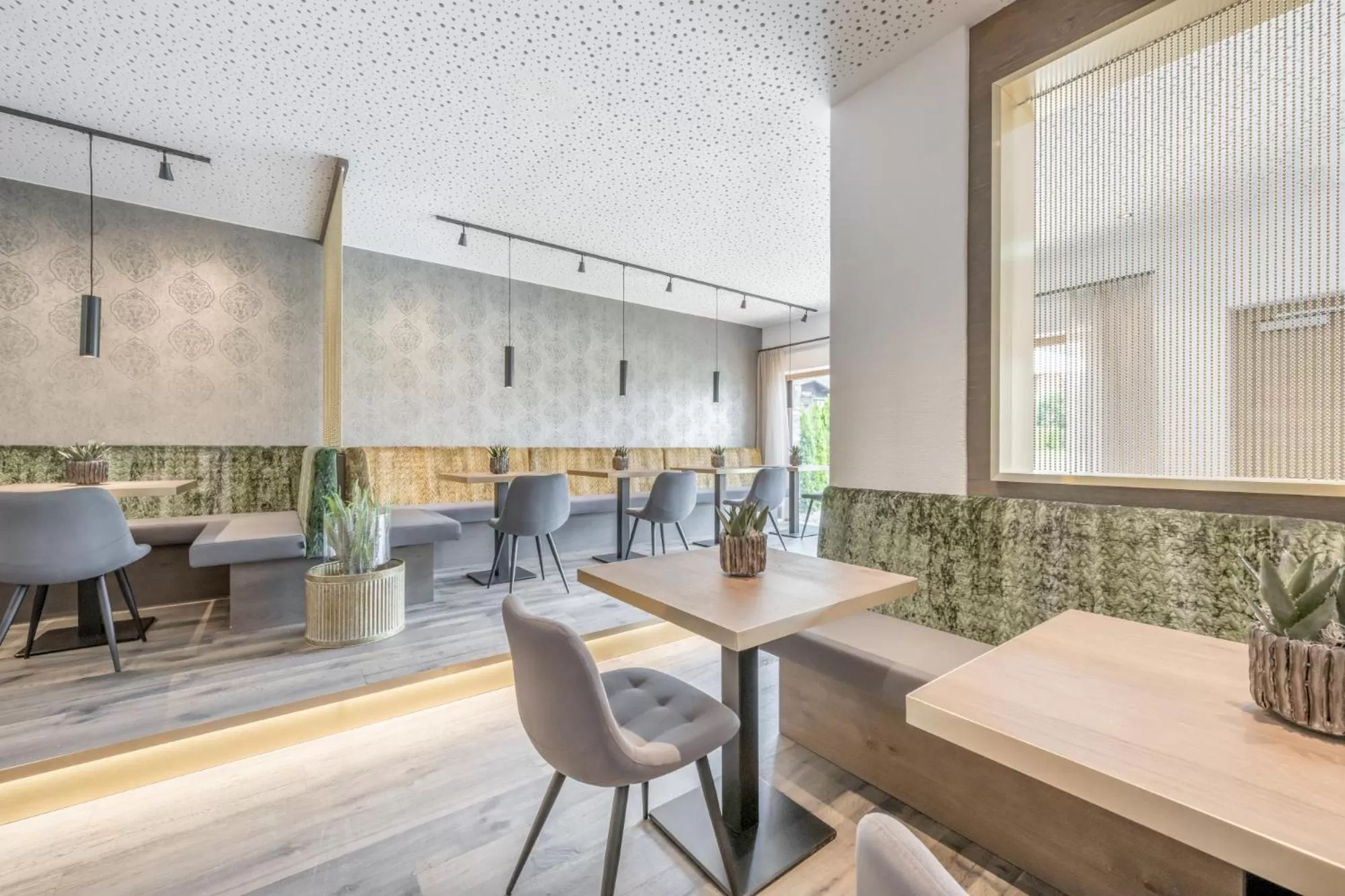 Restaurant/places to eat in AlpenParks Chalet & Apartment Alpina Seefeld