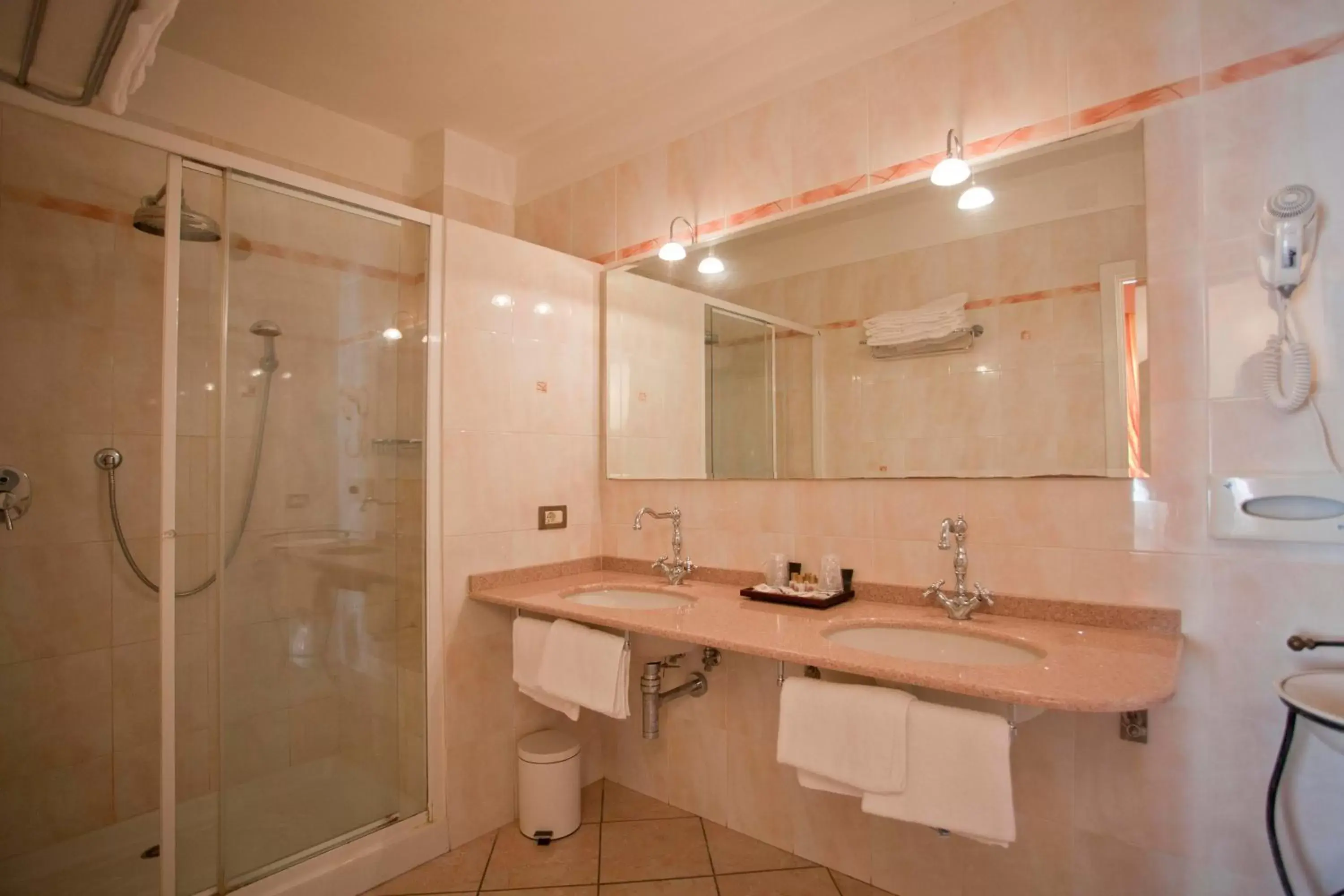 Bathroom in Hotel La Pace