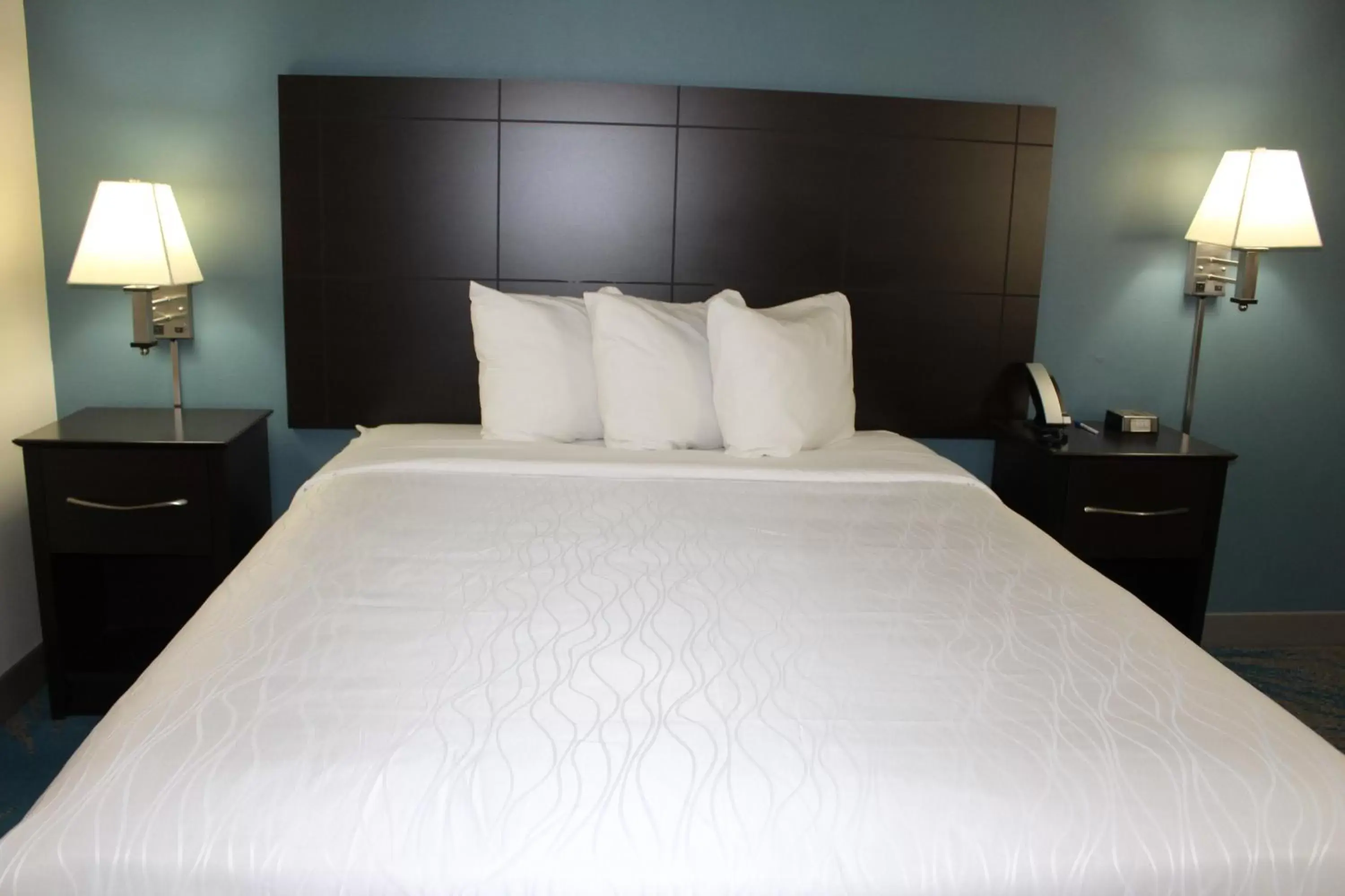 Bed in Reston Inn & Suites