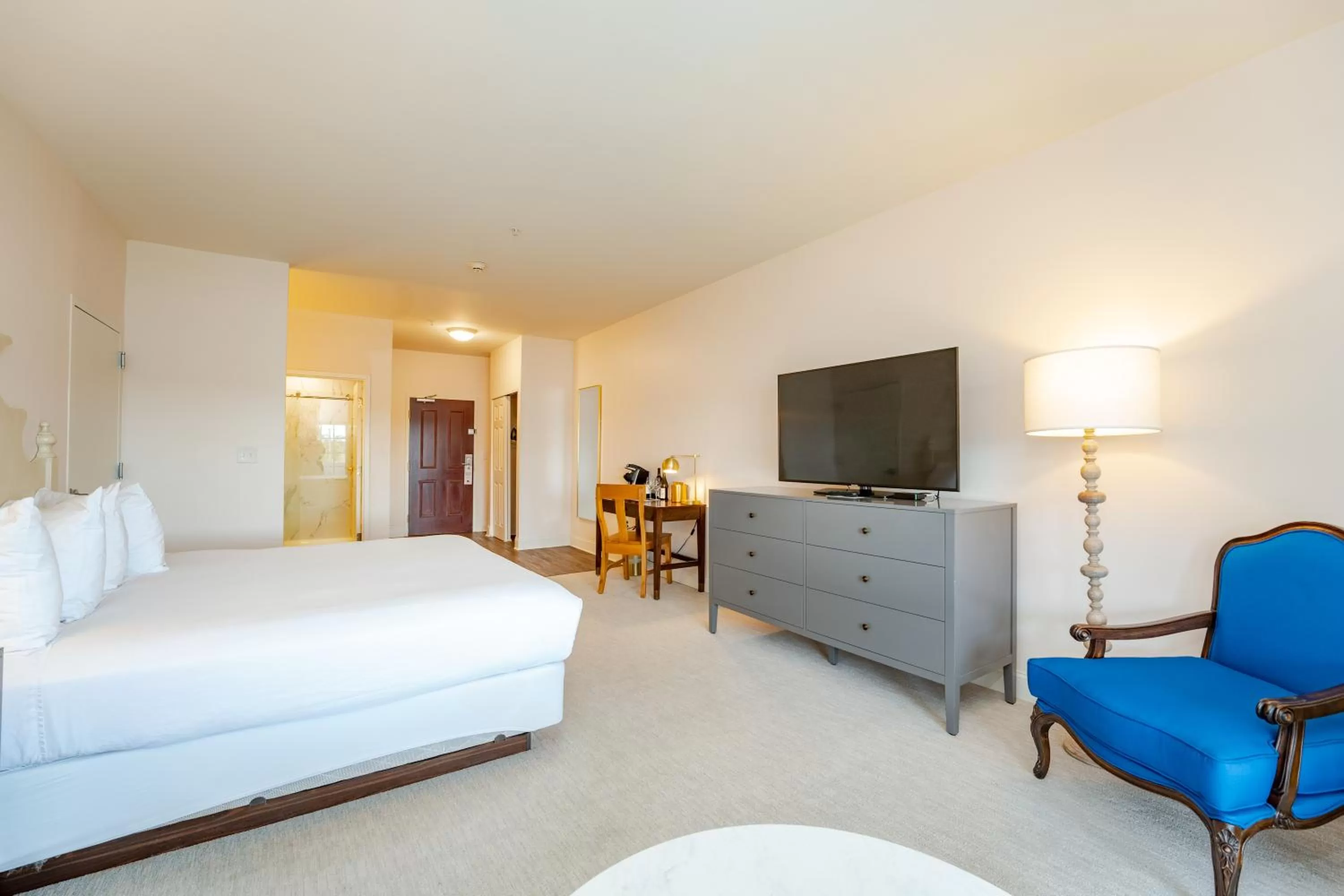 Photo of the whole room, Bed in Chateau Renault