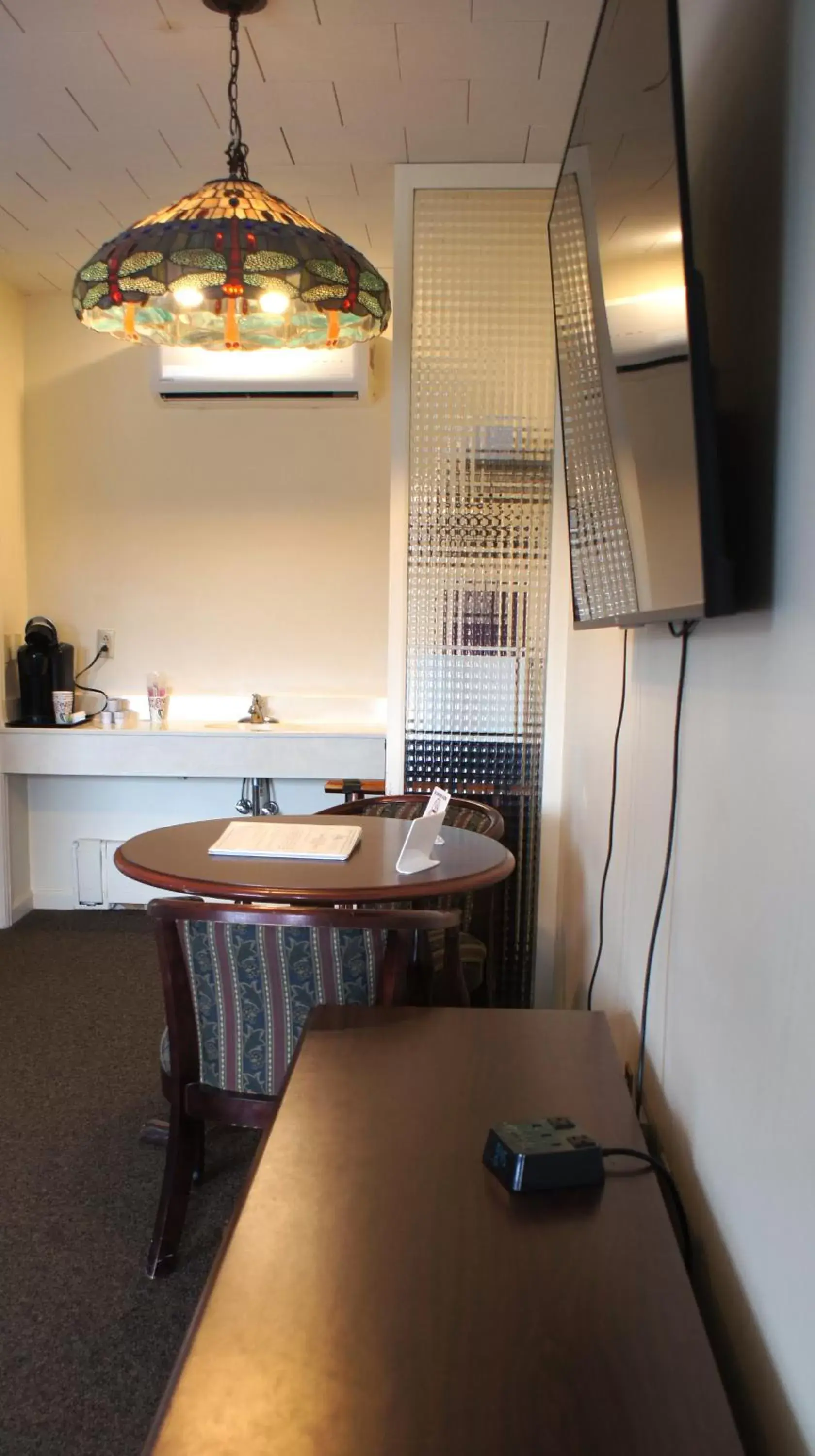 TV and multimedia, Kitchen/Kitchenette in Sara Placid Inn & Suites