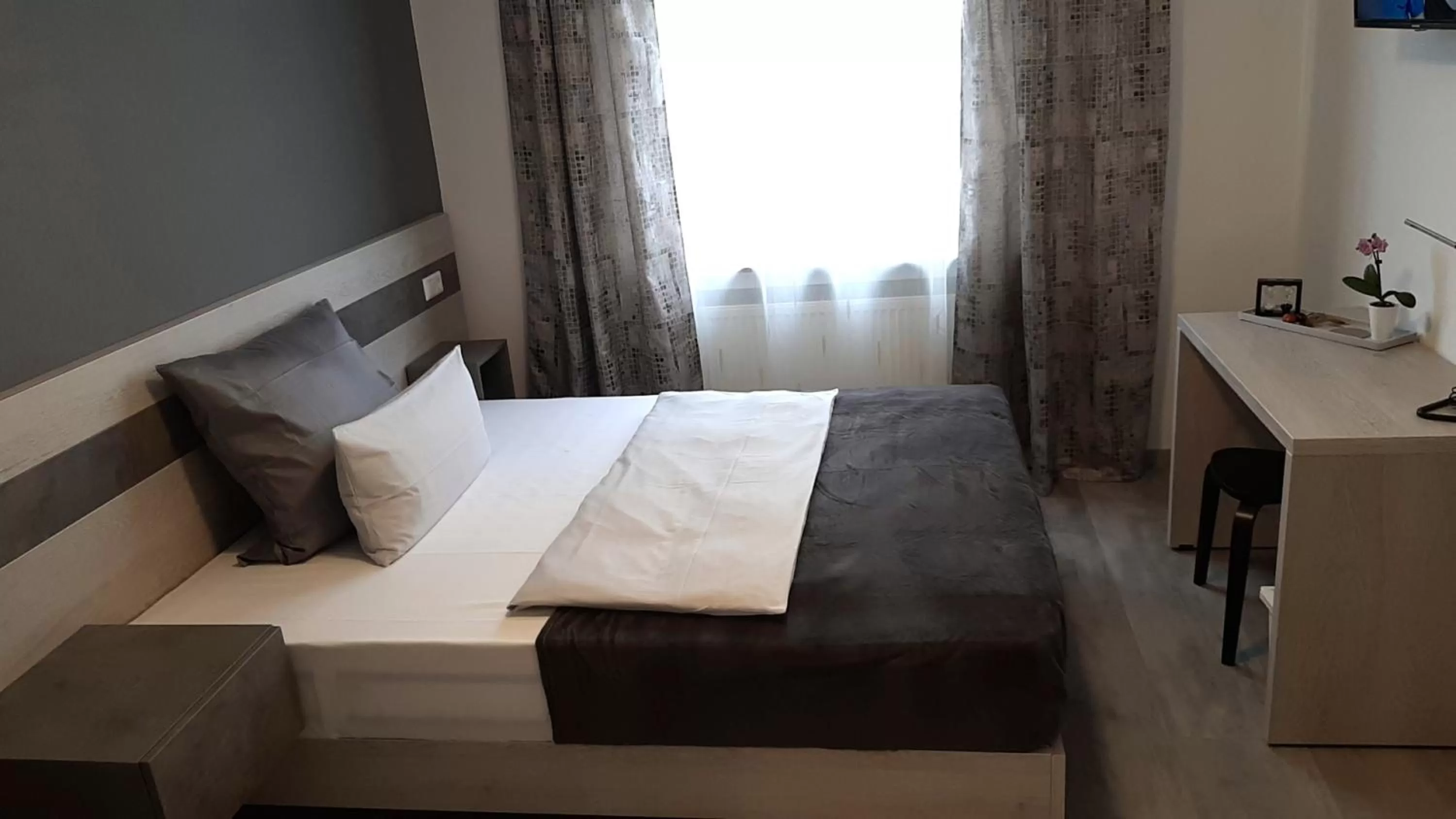 People, Bed in City Vibes Hotel