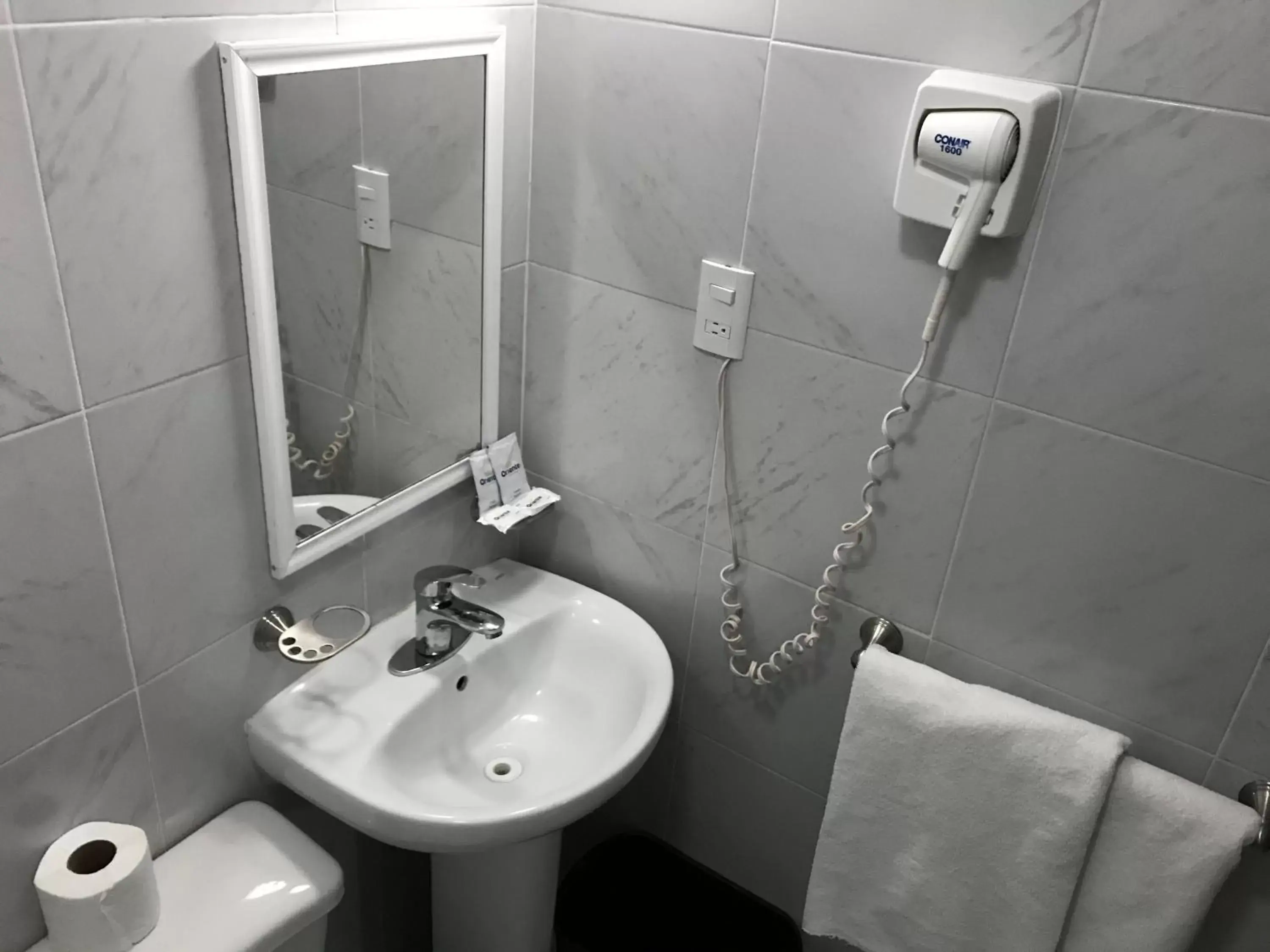 Bathroom in Hotel Oriente