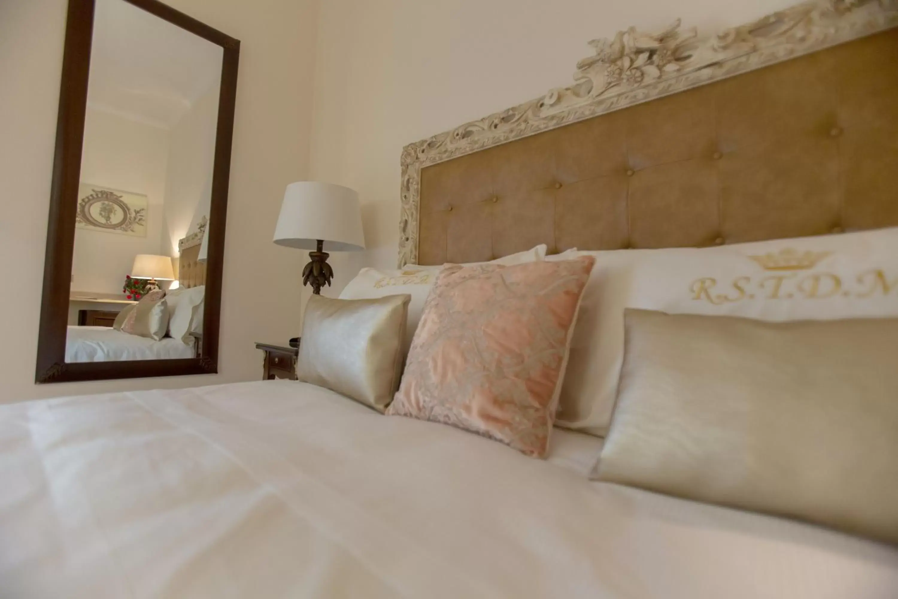 Bed in Royal Suite Trinità Dei Monti
