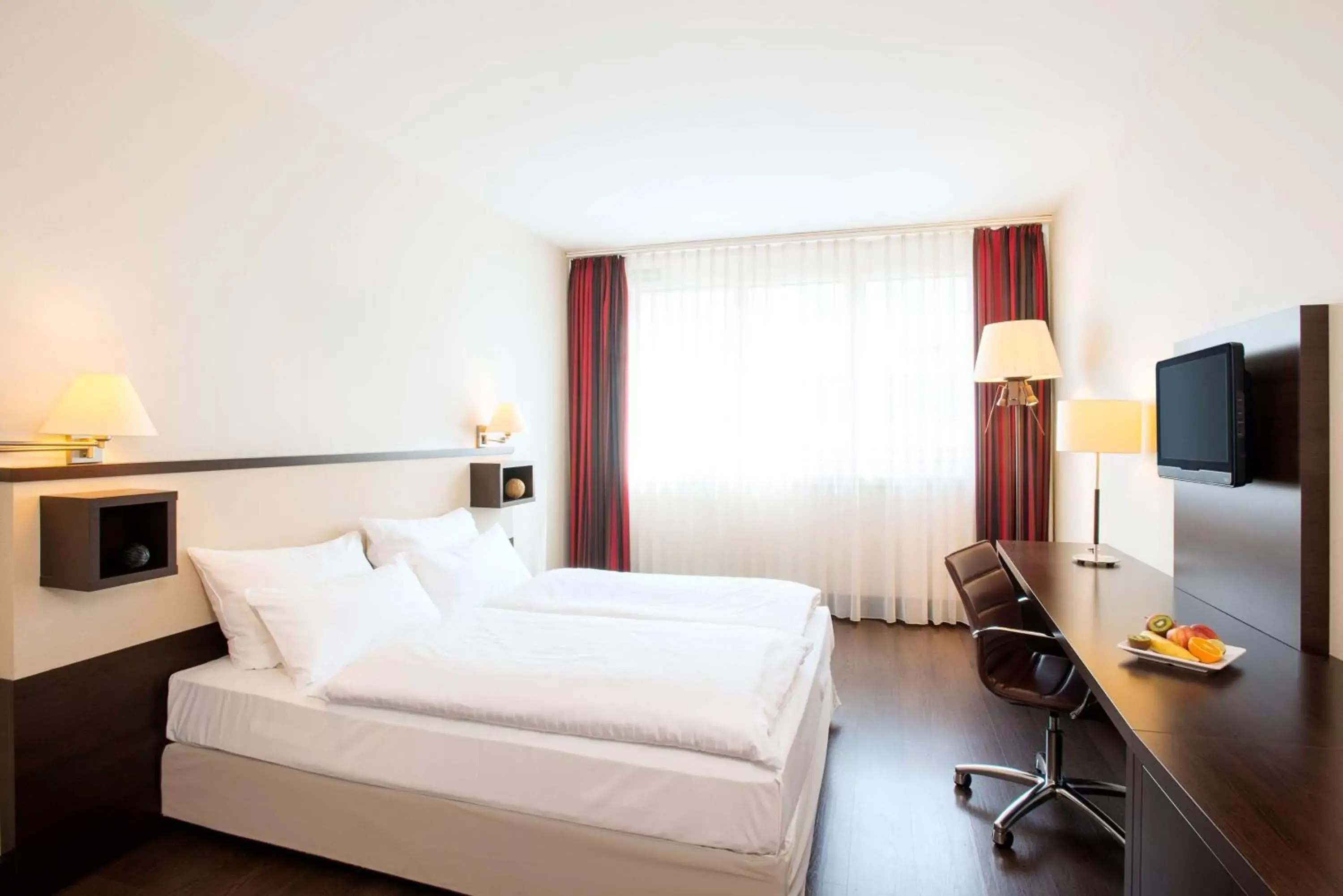 Photo of the whole room, Bed in NH Wien City