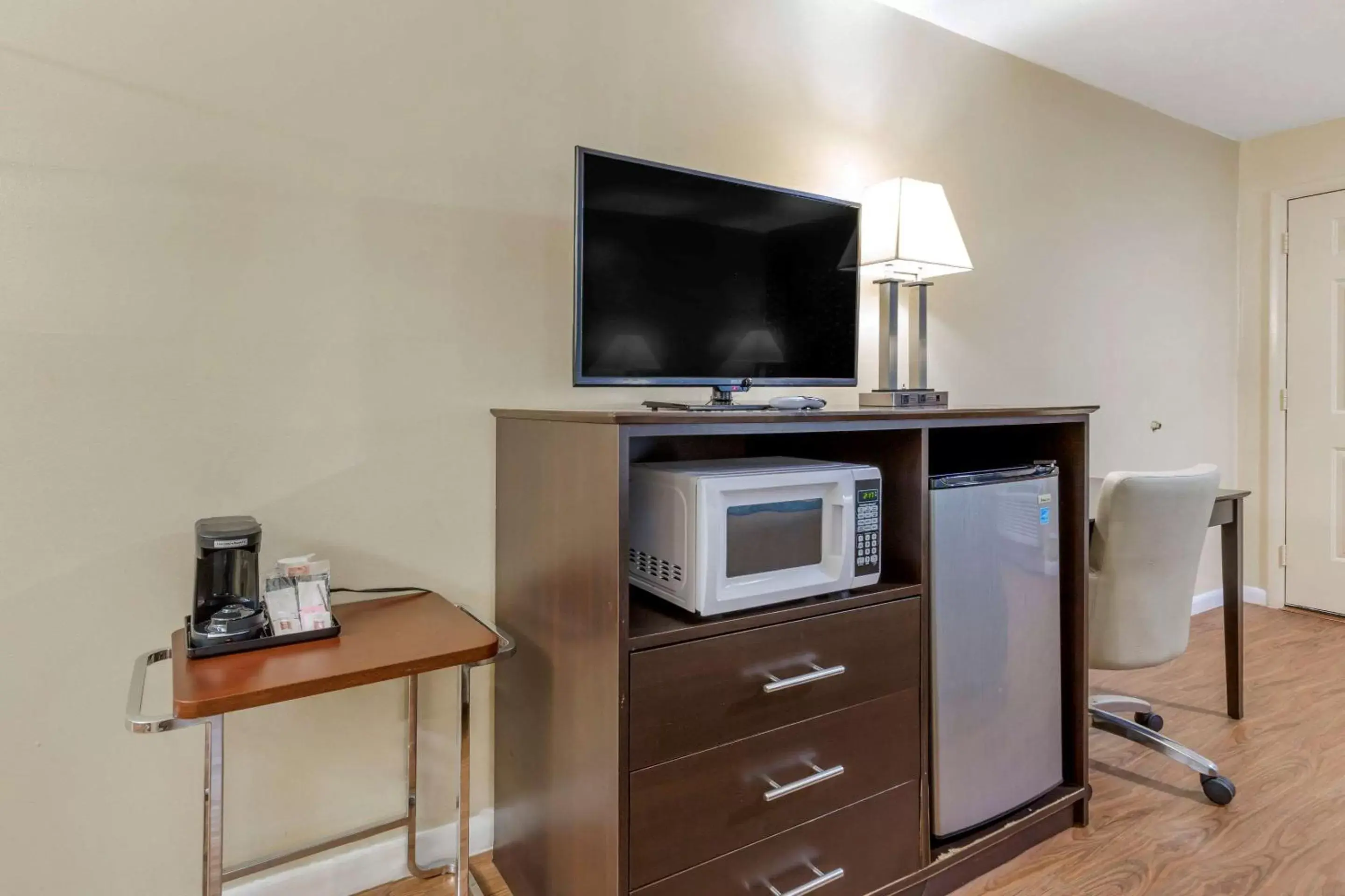 Photo of the whole room, TV/Entertainment Center in Econo Lodge Woodstock - Shenandoah Valley I-81