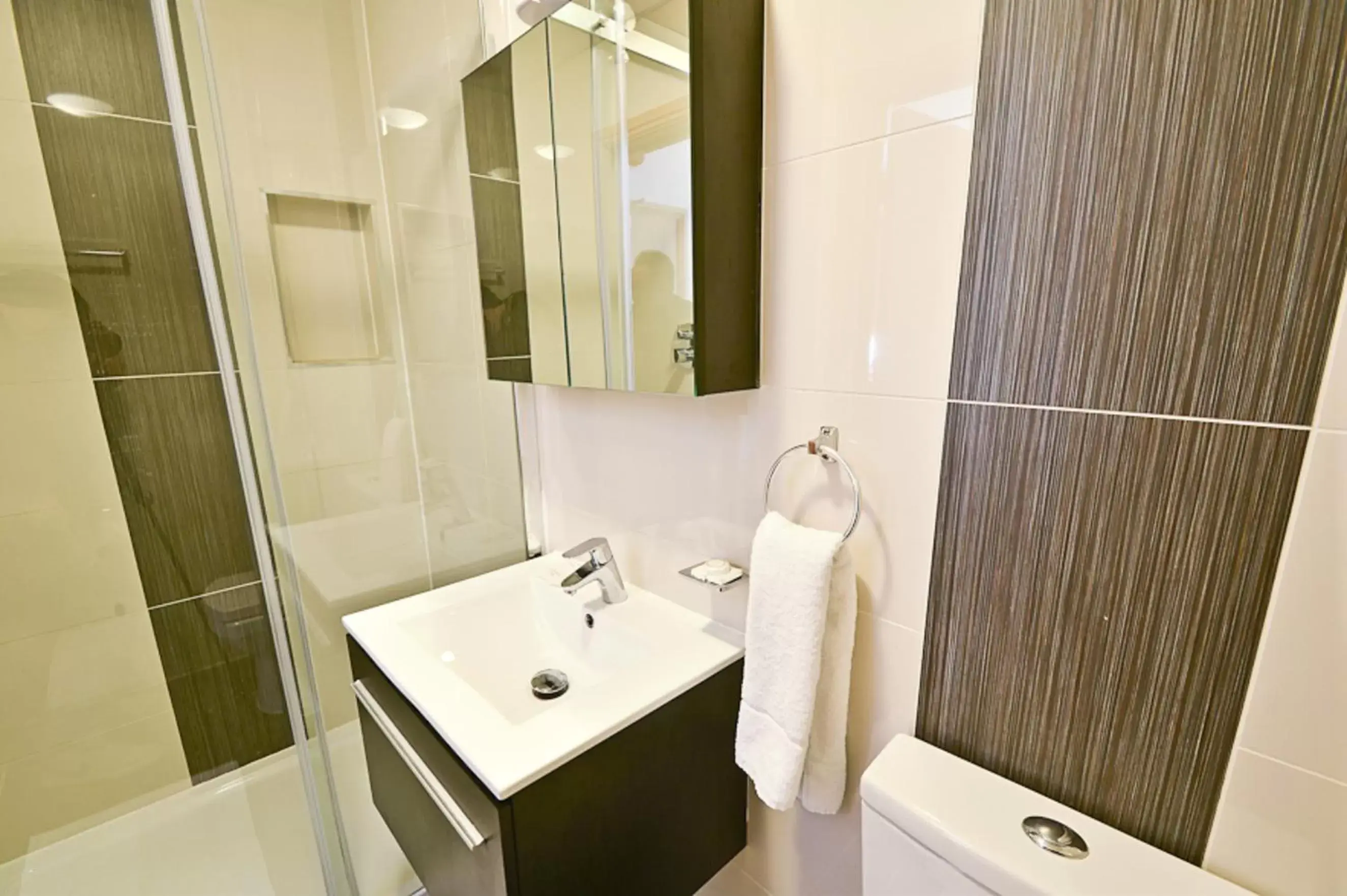 Toilet, Bathroom in Kings Cross Inn Hotel