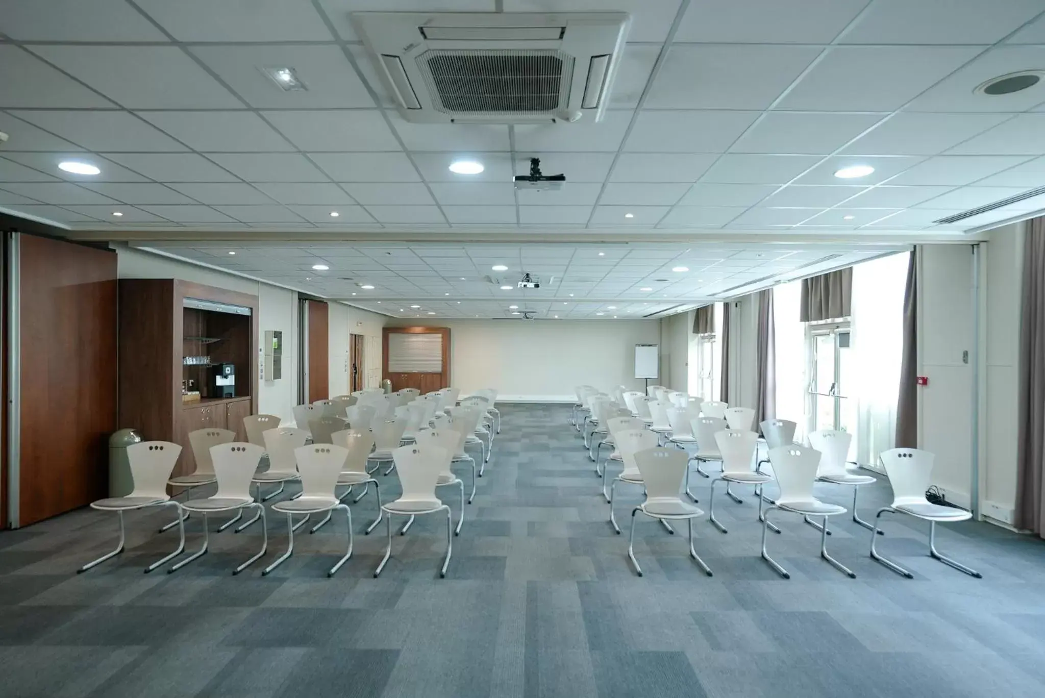 Meeting/conference room in Hotel Campanile Roissy