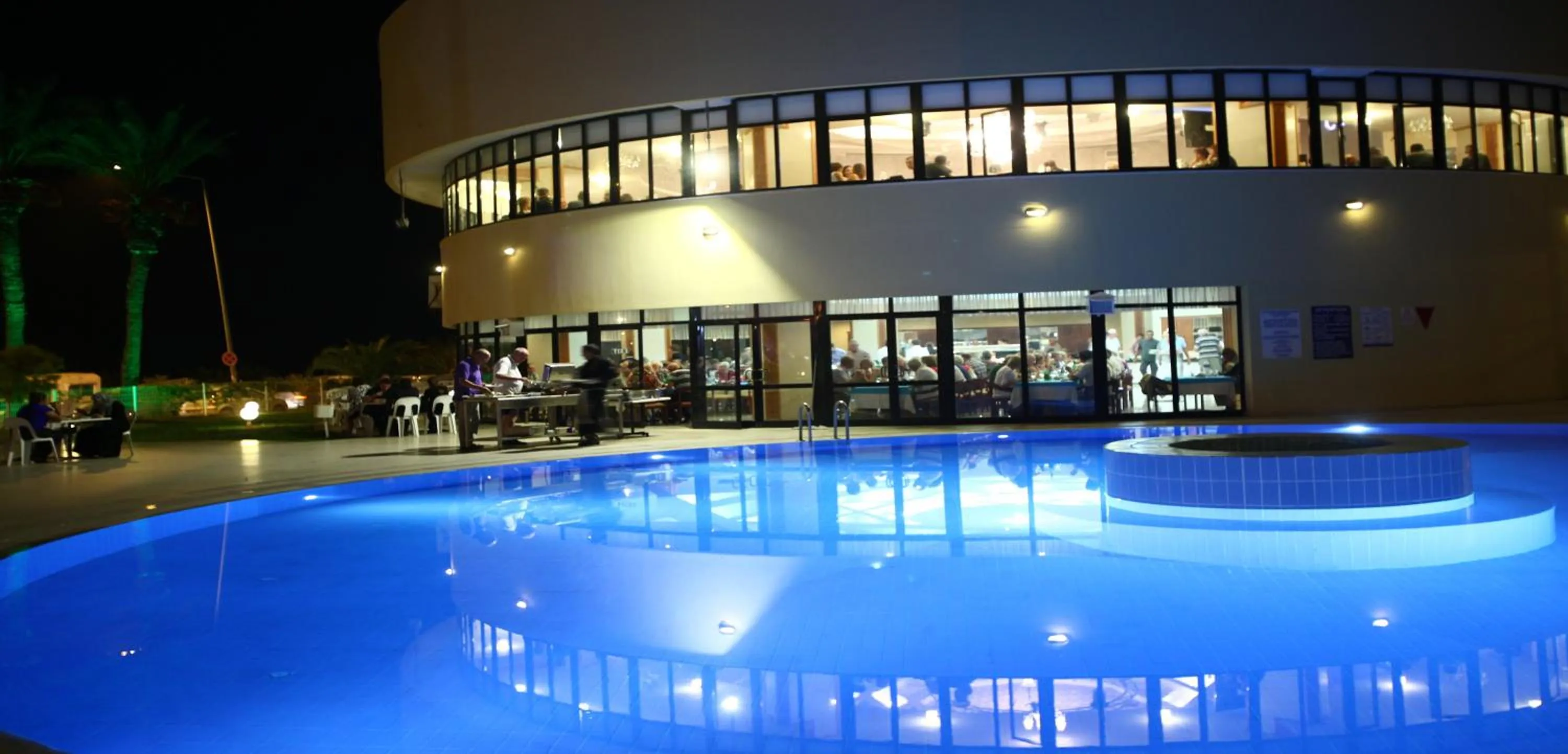 Swimming pool in Cender Hotel
