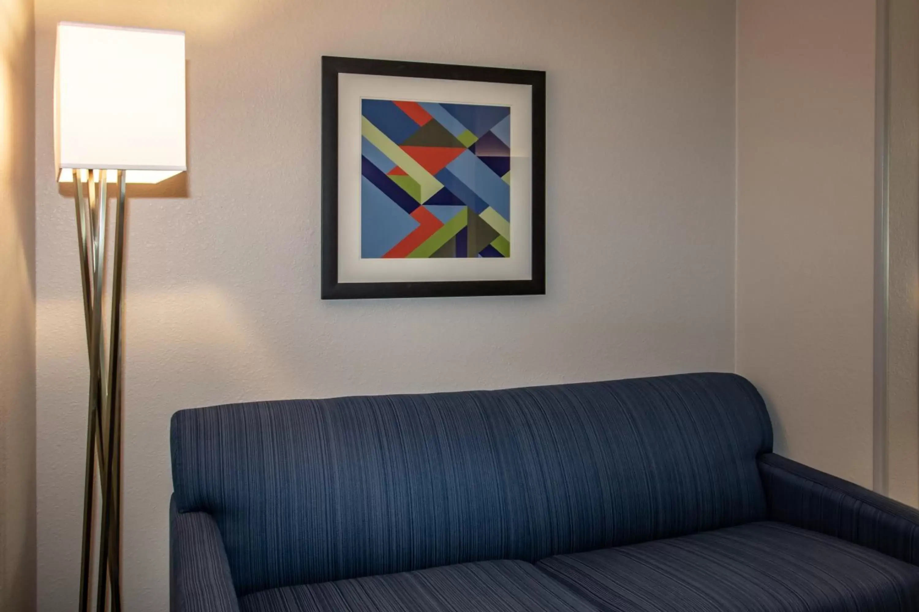 Bedroom, Seating Area in Holiday Inn Express Hotel & Suites Roseville - Galleria Area, an IHG Hotel