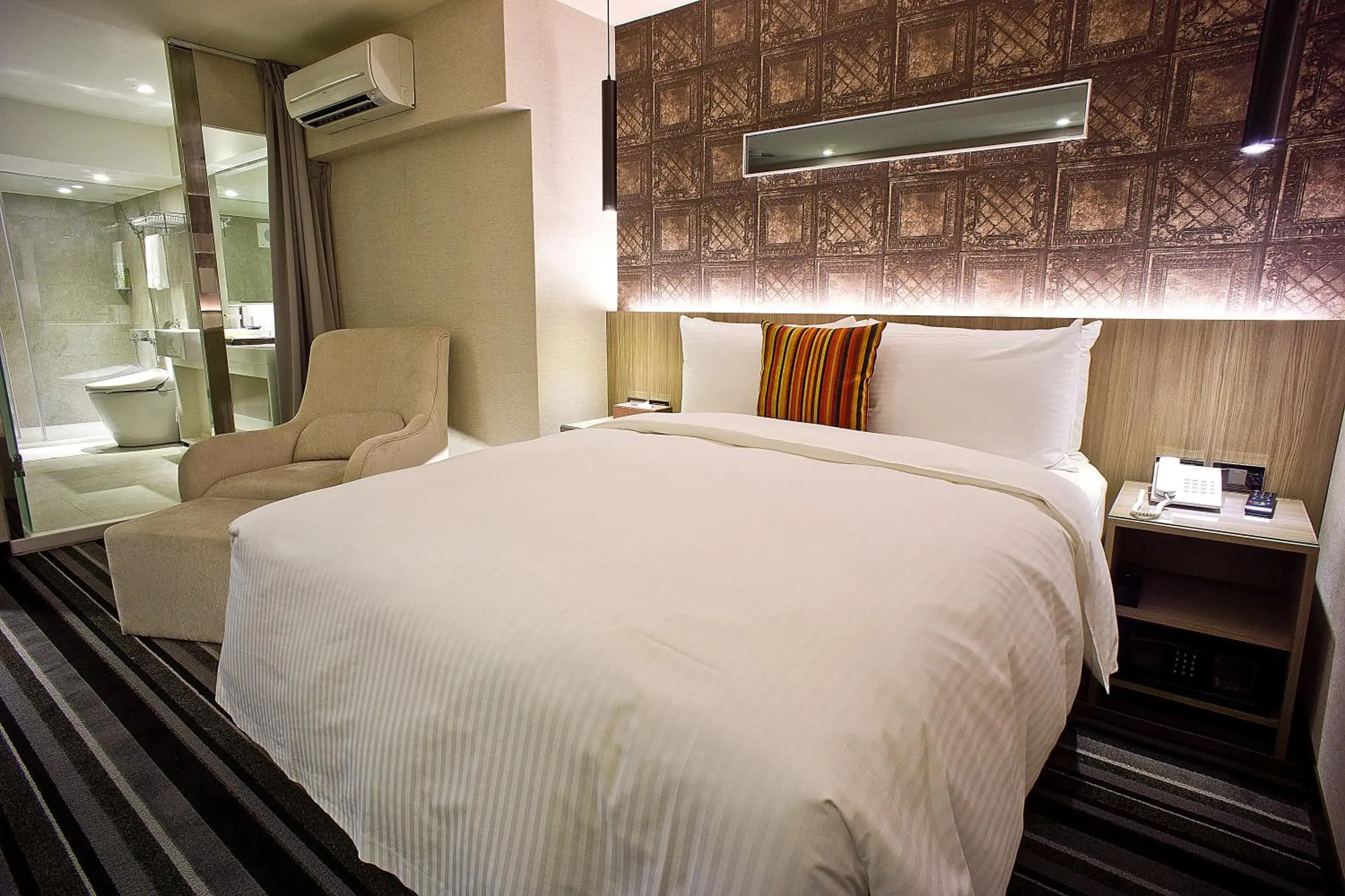 Photo of the whole room, Bed in Via Hotel Zhongxiao