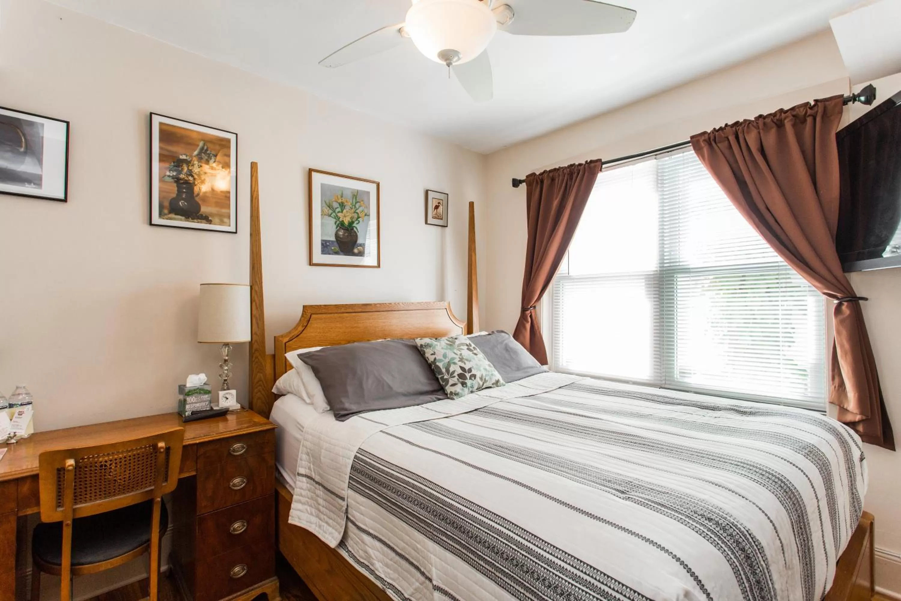 Bed in Ray's Bucktown Bed and Breakfast