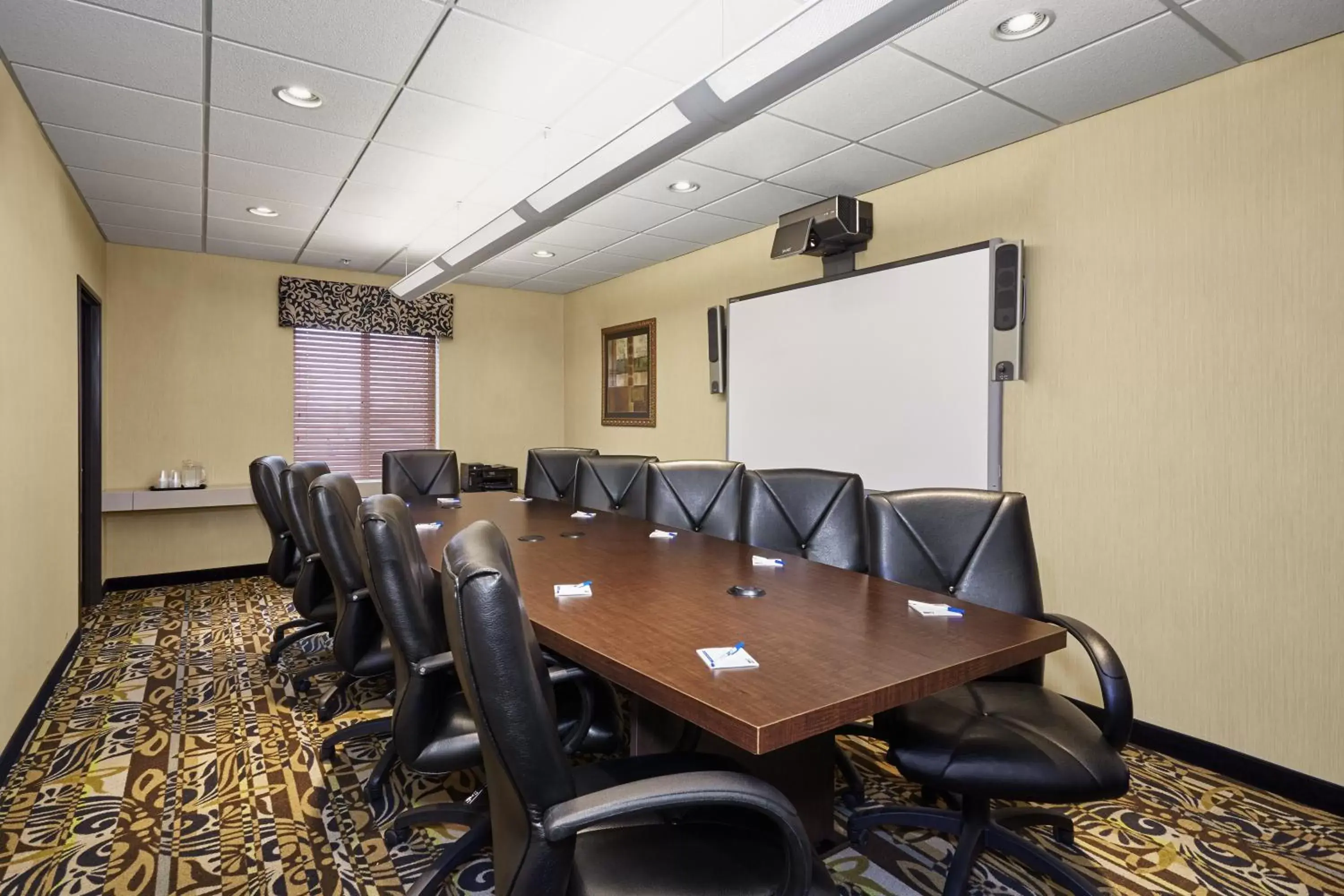 Meeting/conference room in Holiday Inn Express Pekin - Peoria Area, an IHG Hotel
