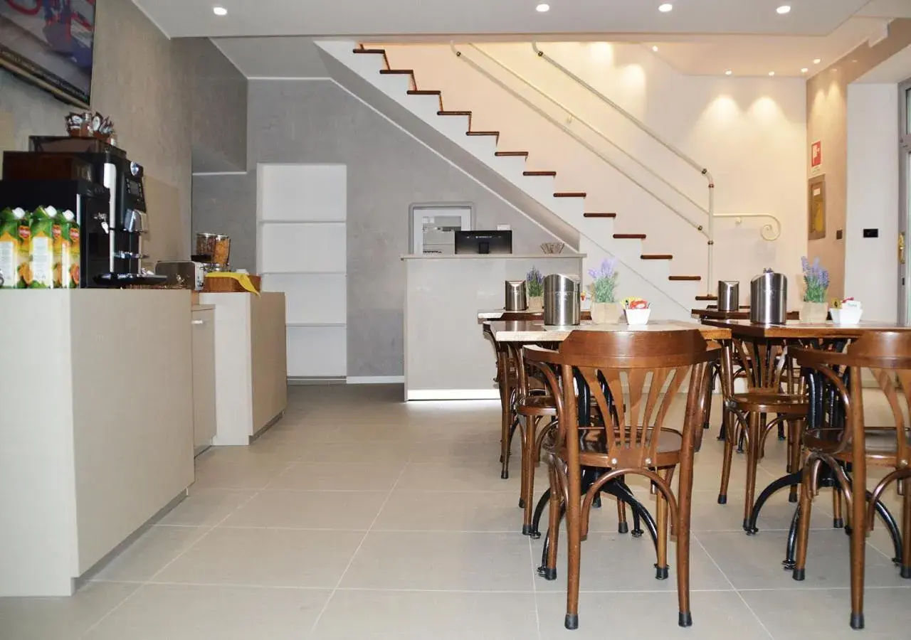 Lobby or reception, Kitchen/Kitchenette in Hotel Il Loggiato Dei Serviti