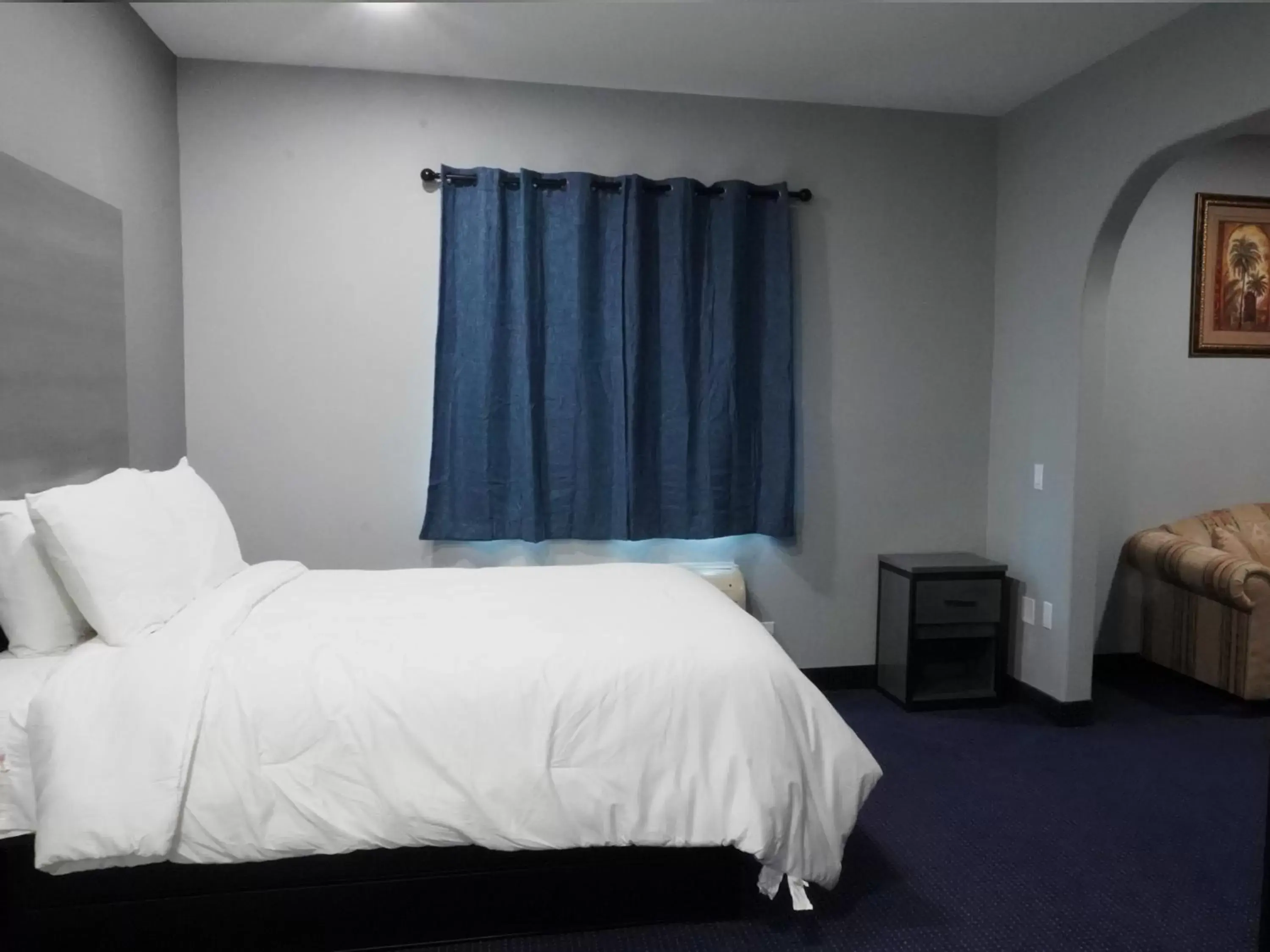 Bedroom, Bed in Americas Best Value Inn and Suites Bush International Airport