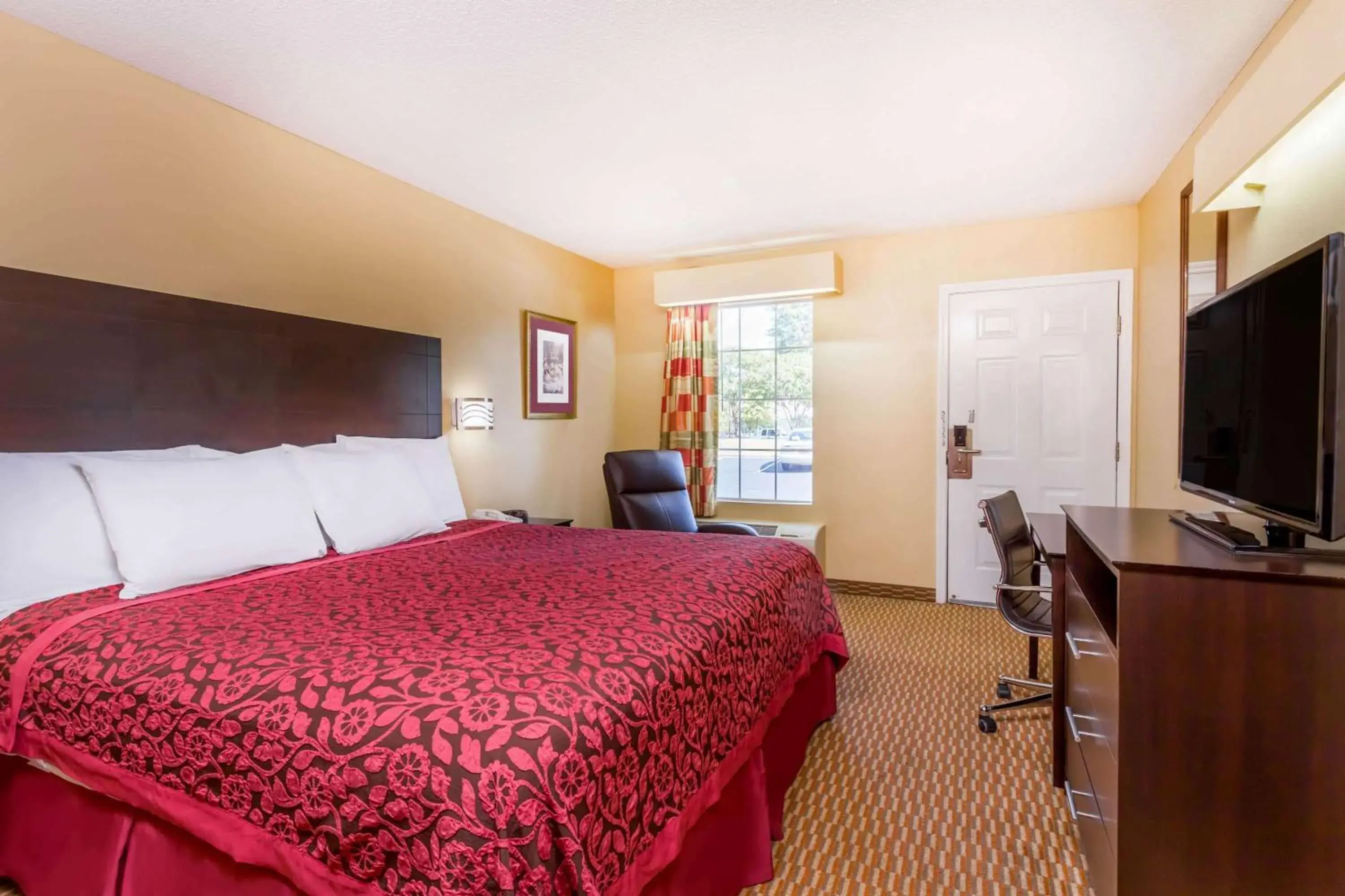 Photo of the whole room, Bed in Days Inn by Wyndham Simpsonville