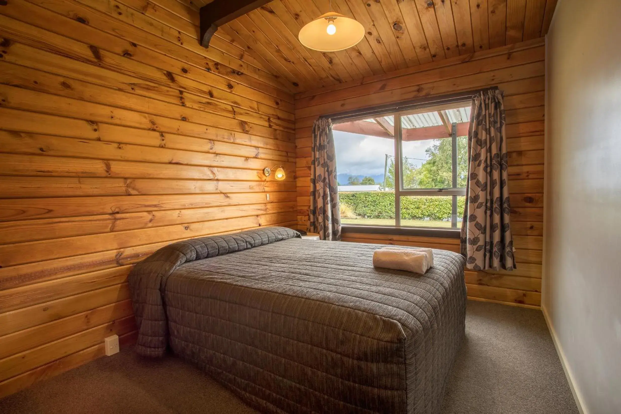 Bedroom, Bed in Te Anau Top 10 Holiday Park and Motels