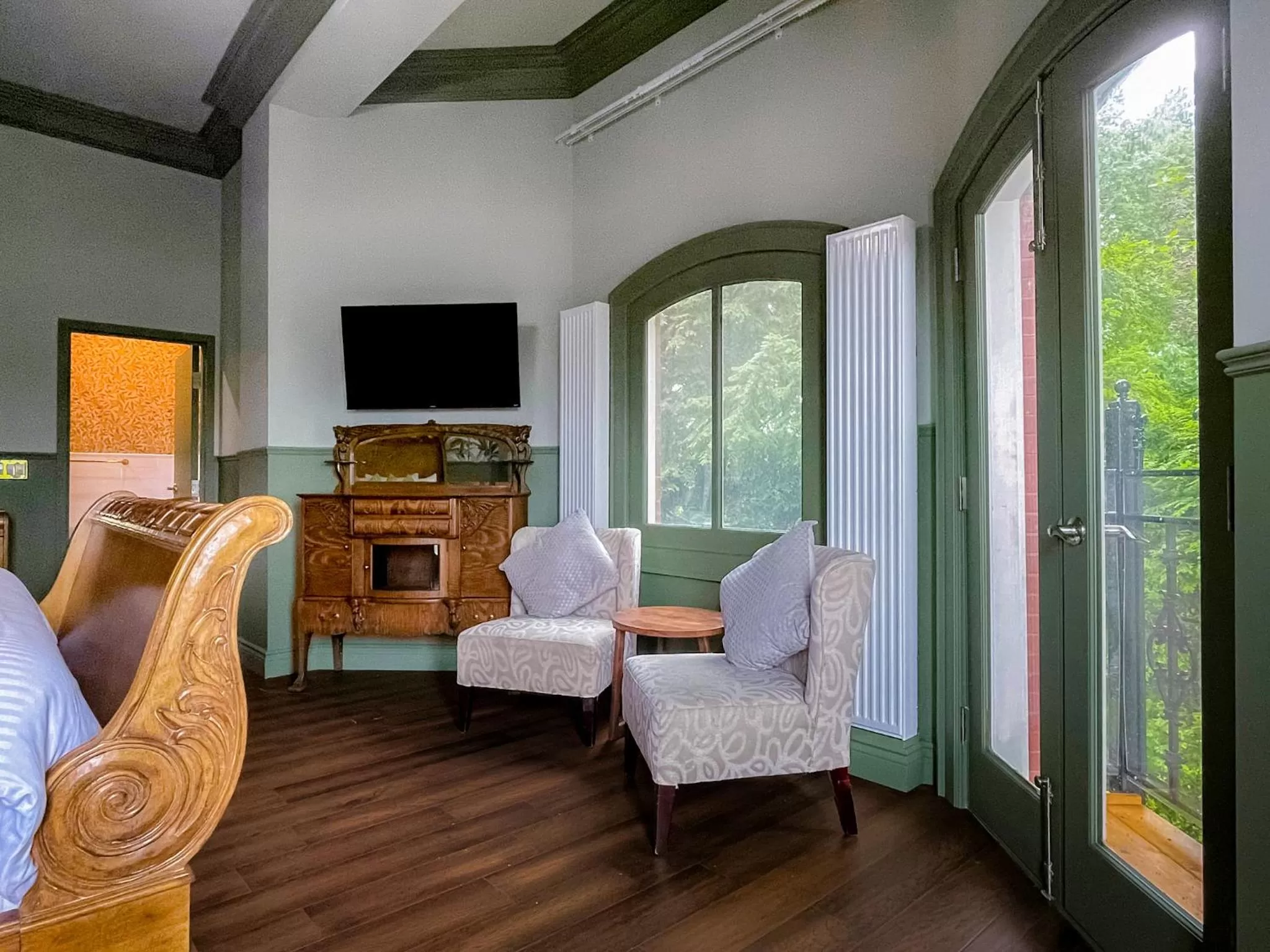 Bed, Seating Area in Niagara Grandview Boutique Hotel