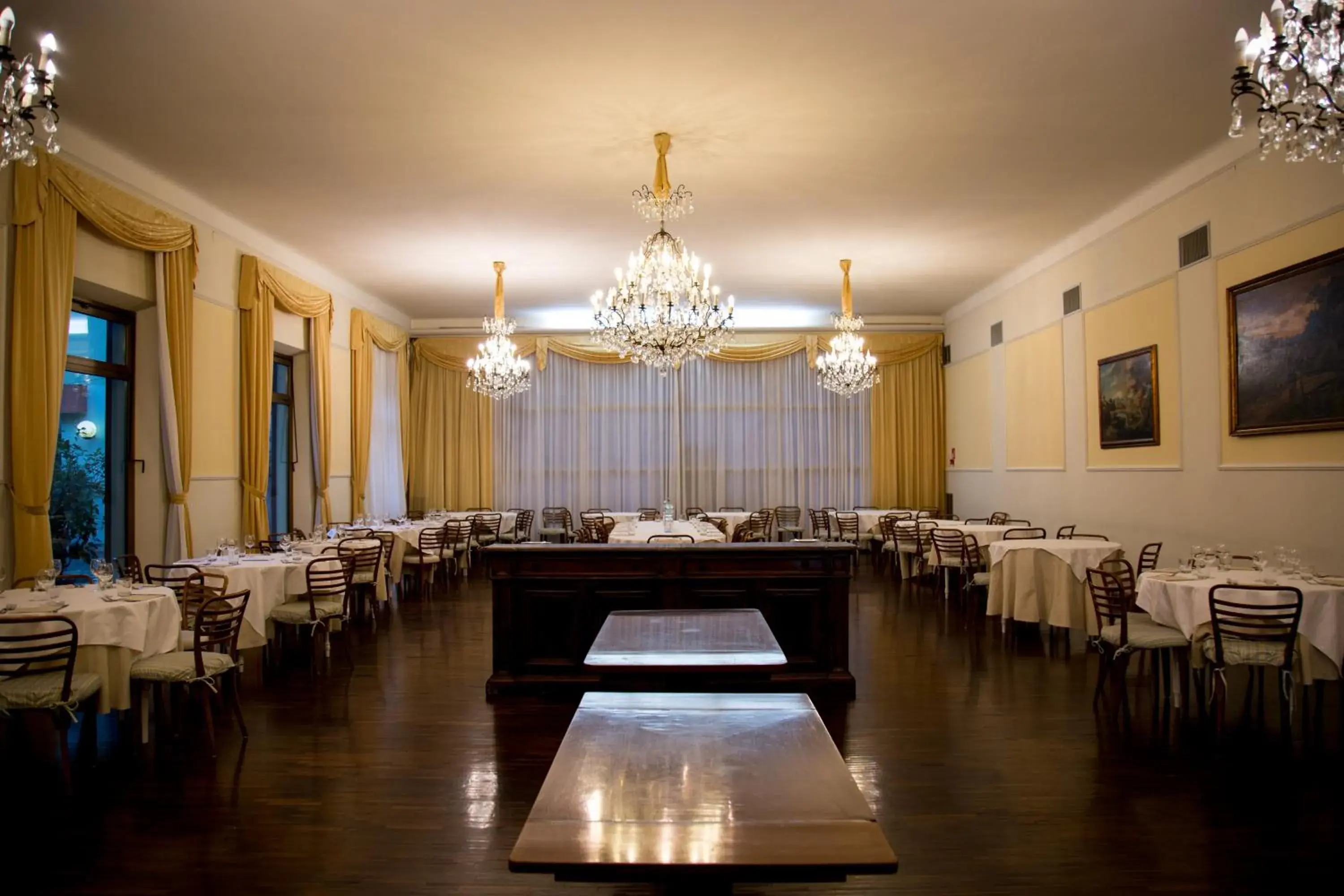 Restaurant/Places to Eat in Hotel Cappelli