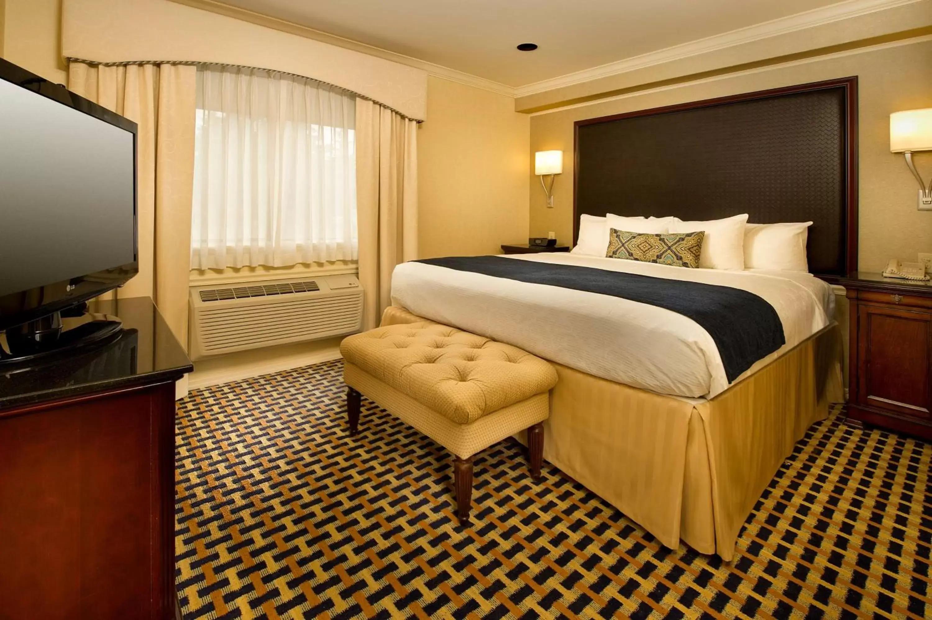 Photo of the whole room, Bed in Best Western Premier Plaza Hotel and Conference Center