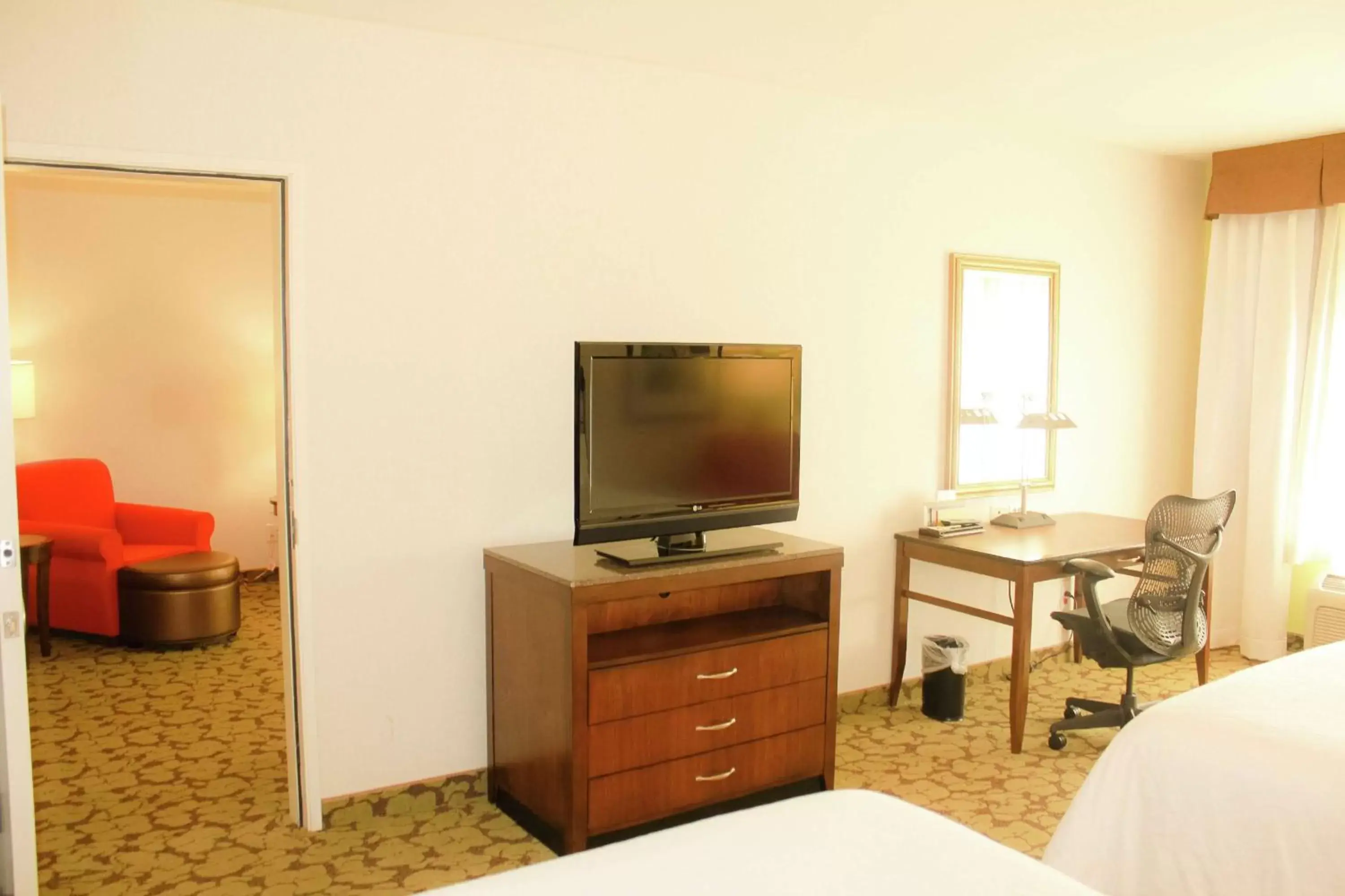 Bedroom, TV/Entertainment Center in Hilton Garden Inn Redding