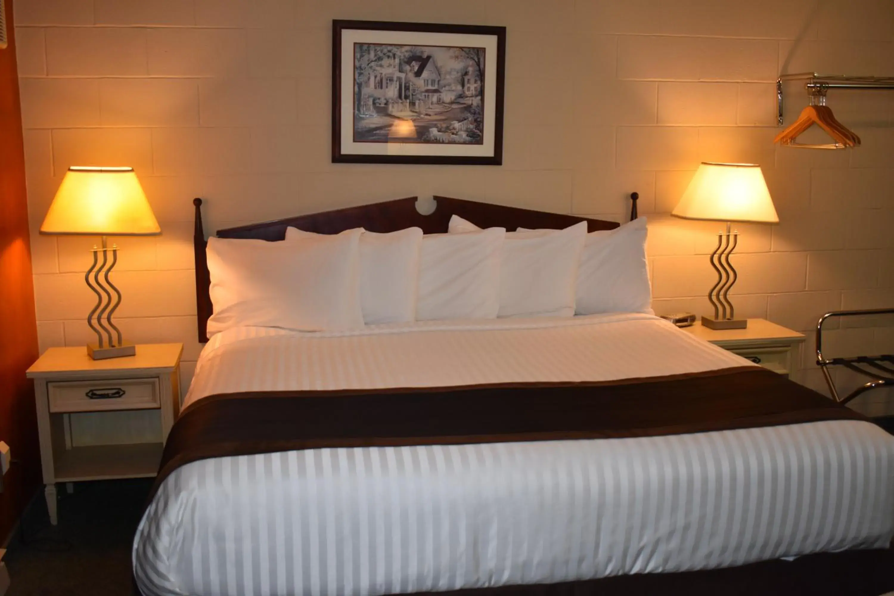 Bed in Hope Inn and Suites