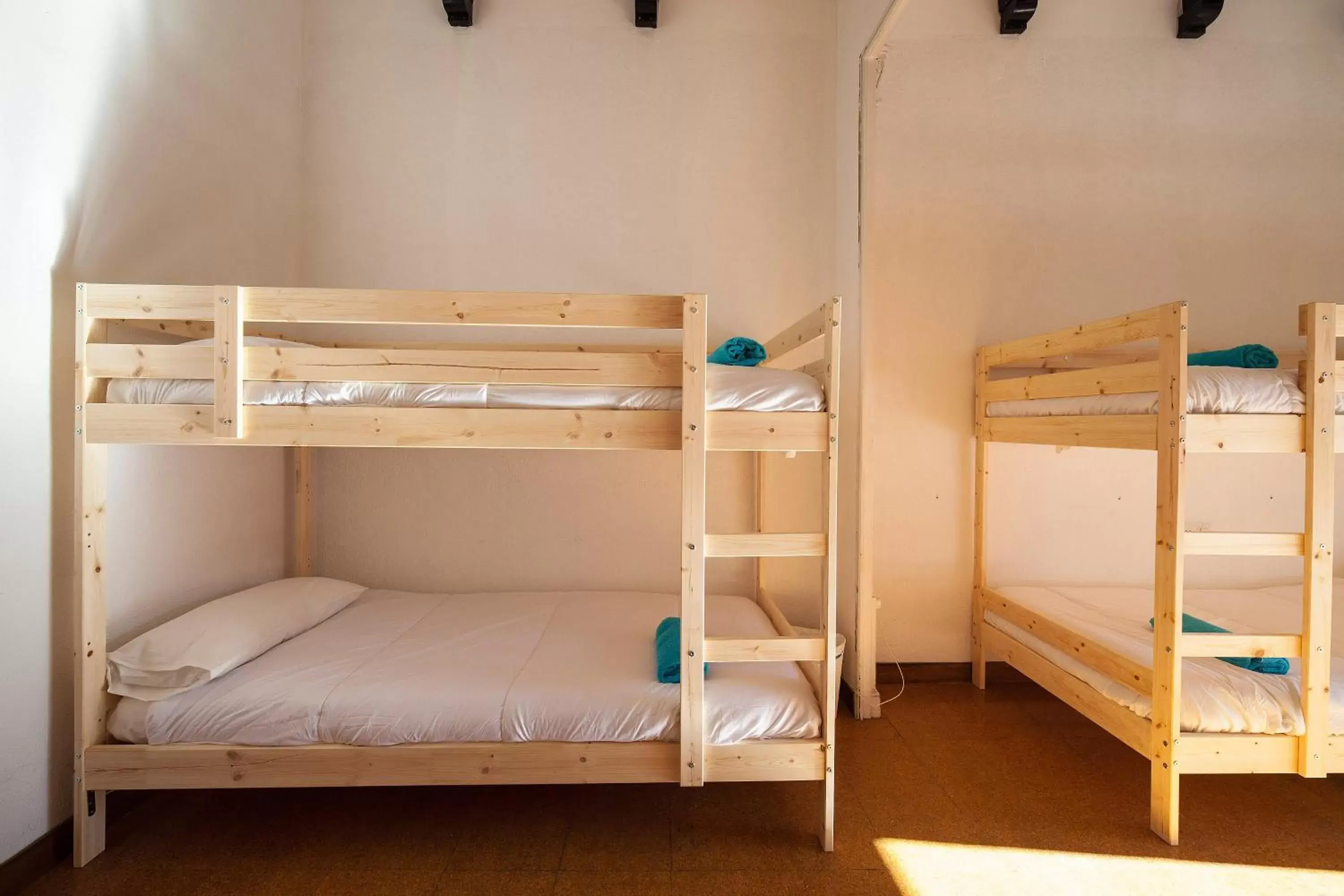 Property building, Bunk Bed in Bed in Girona