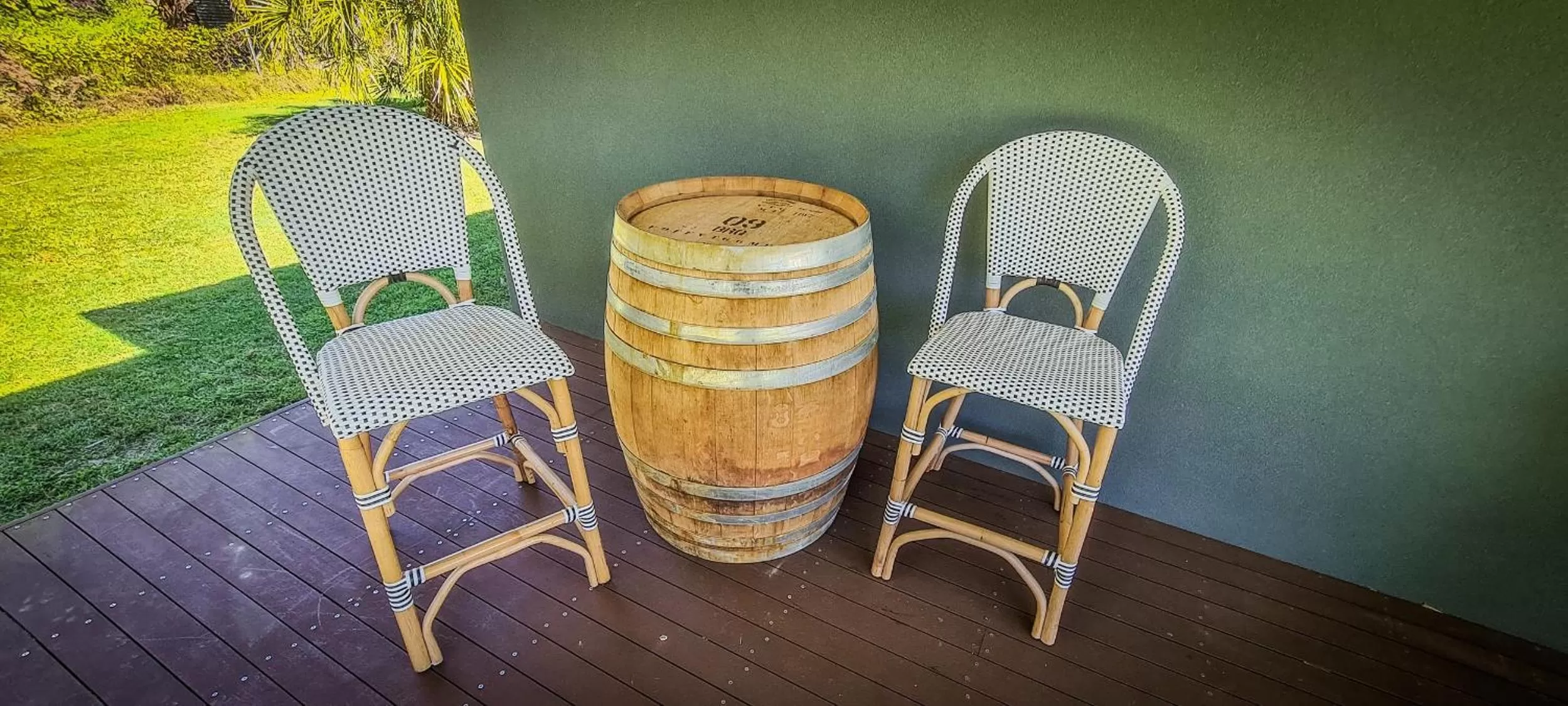 Seating area in Agnes Water Stays over18's