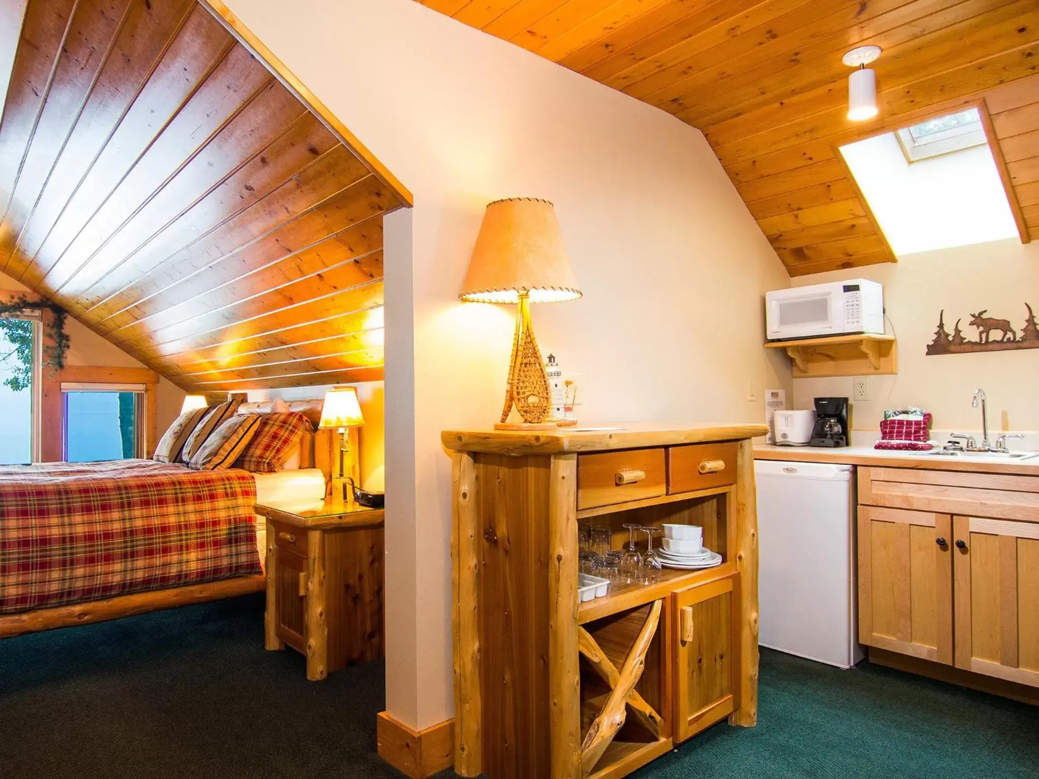 Kitchen or kitchenette, Bed in Grand Superior Lodge
