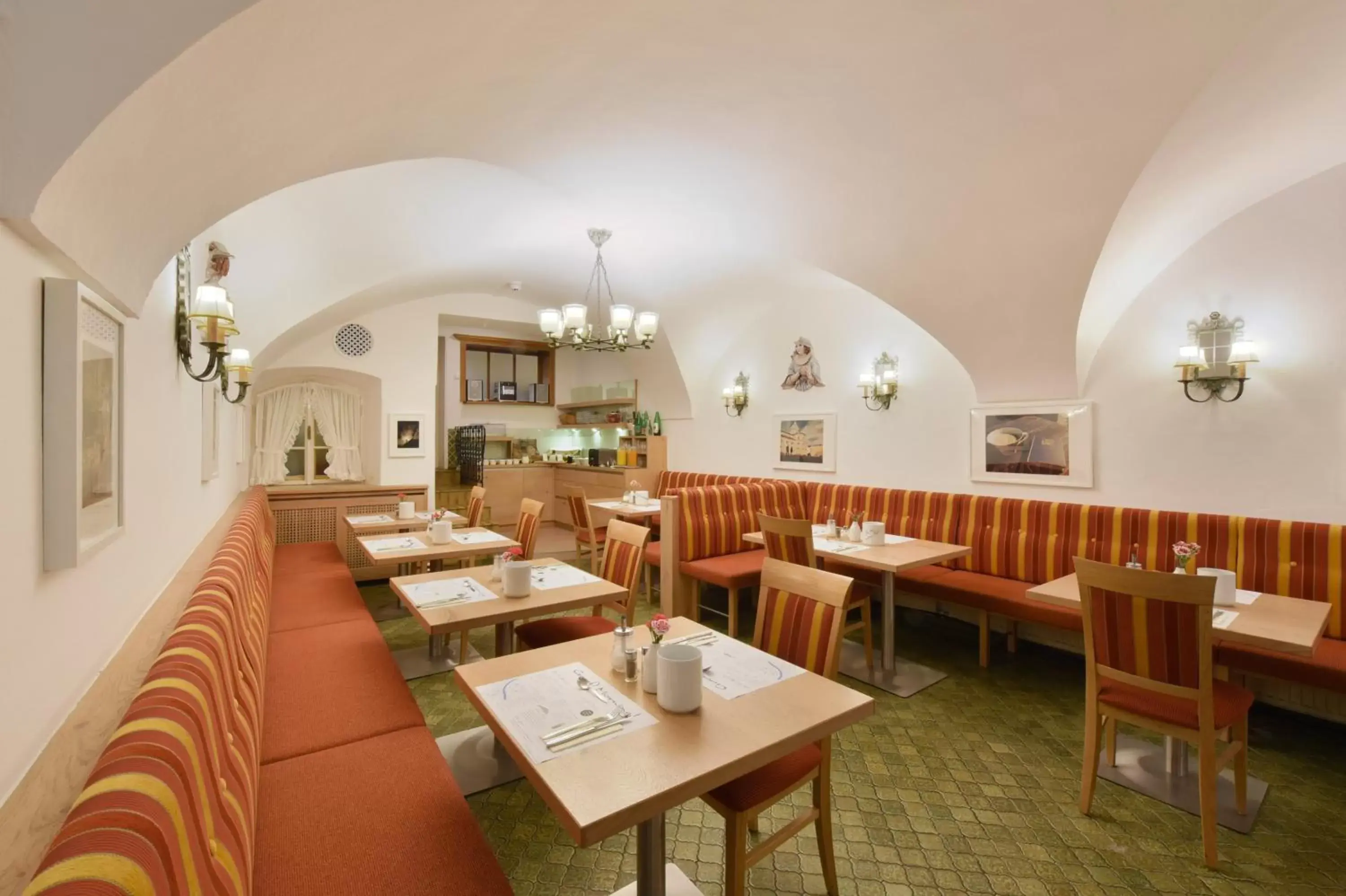 Restaurant/Places to Eat in Hotel Krone 1512