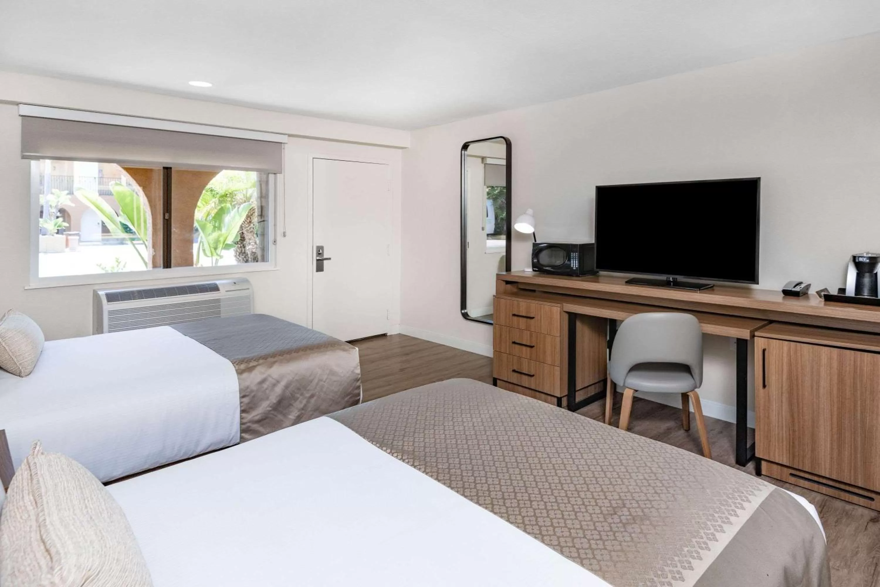 Photo of the whole room in Wyndham Garden San Diego