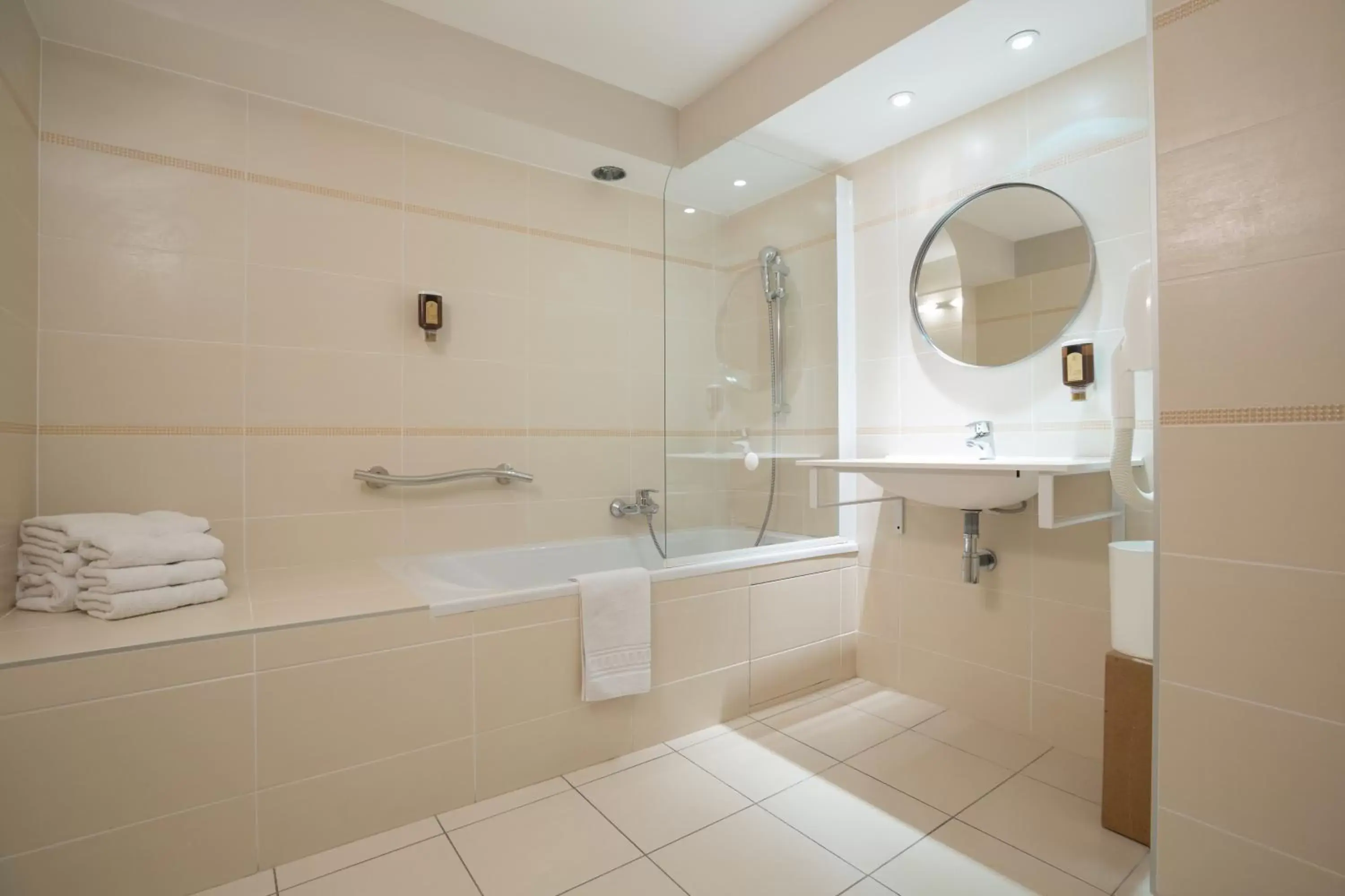 Bathroom in Hôtel Amirauté