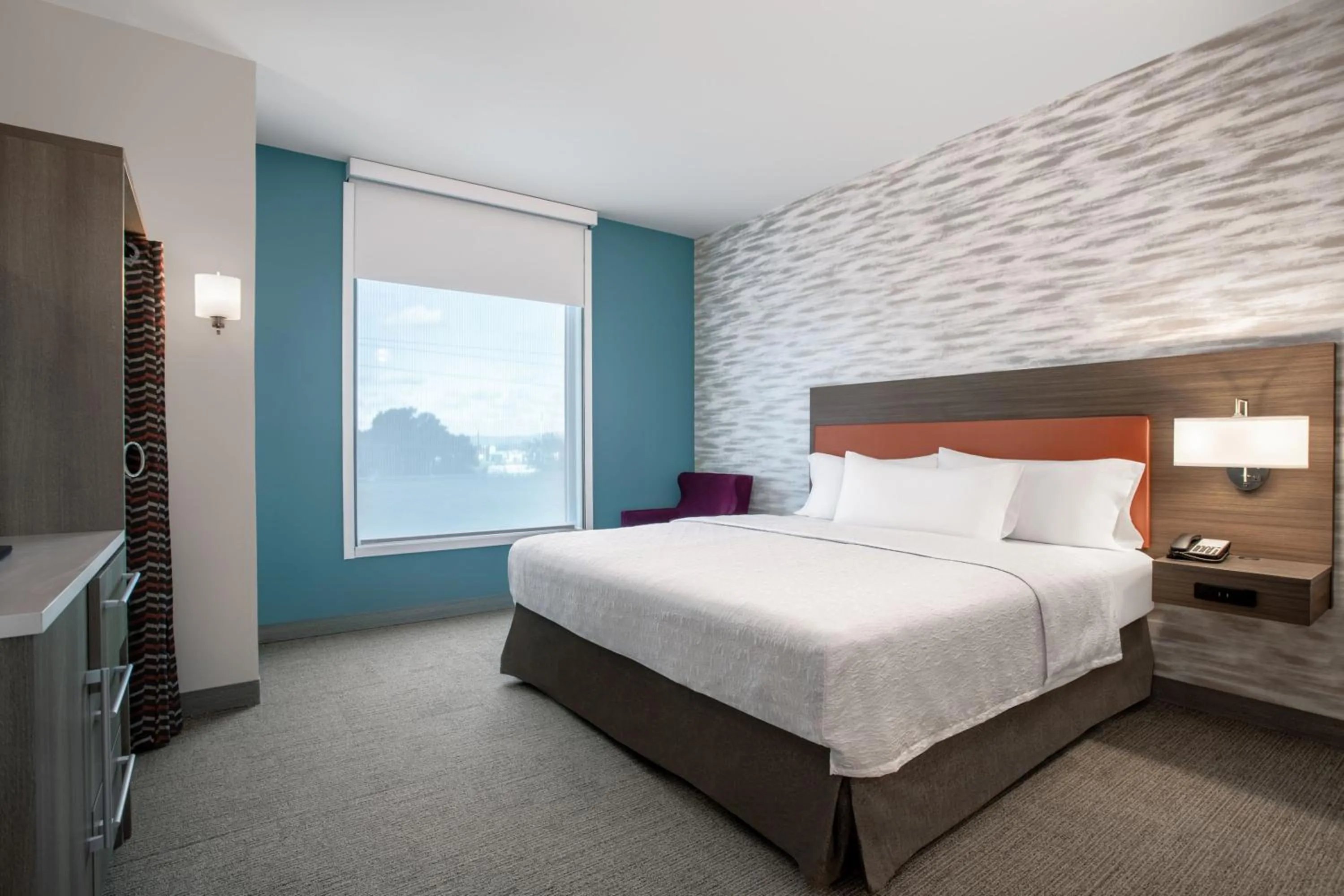 Bed in Home2 Suites By Hilton Calhoun