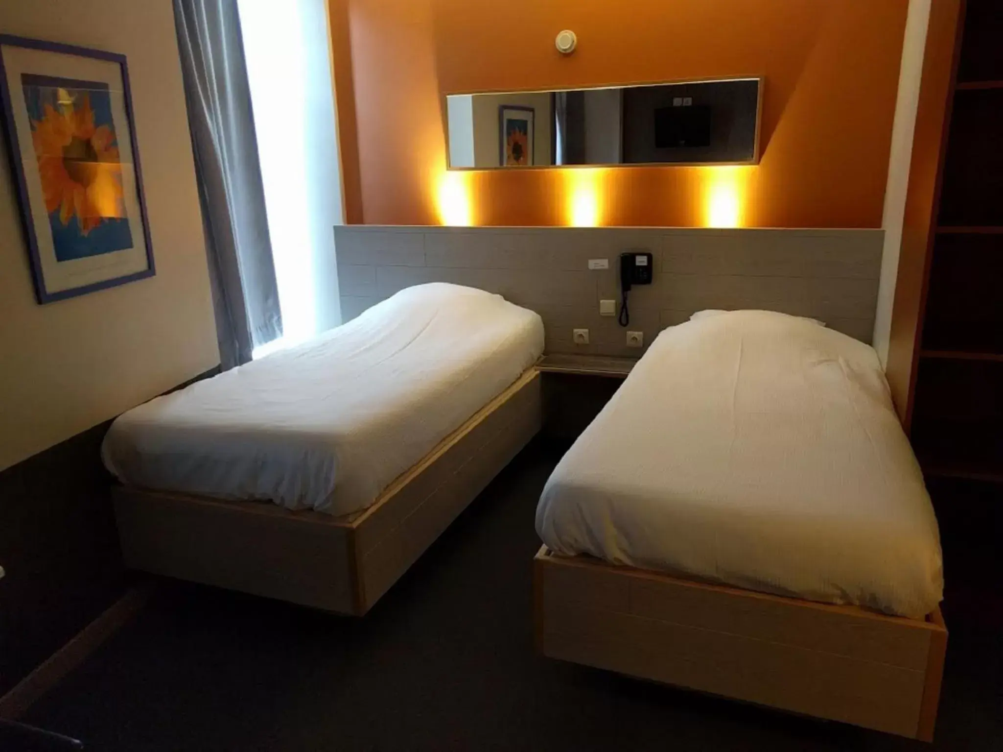 Bedroom, Bed in Canalview Hotel Ter Reien
