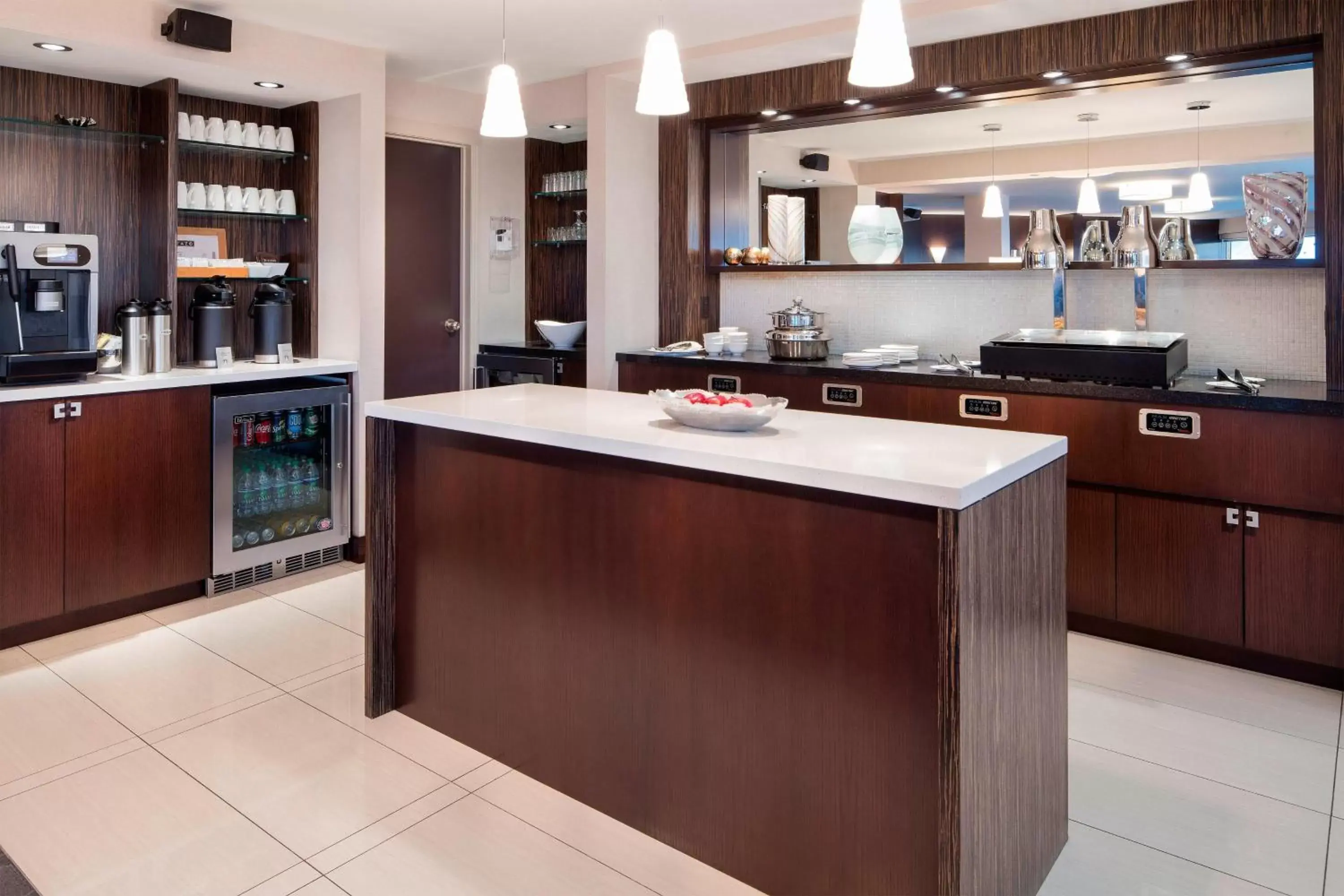 Lounge or bar, Kitchen/Kitchenette in Sheraton Cavalier Calgary Hotel