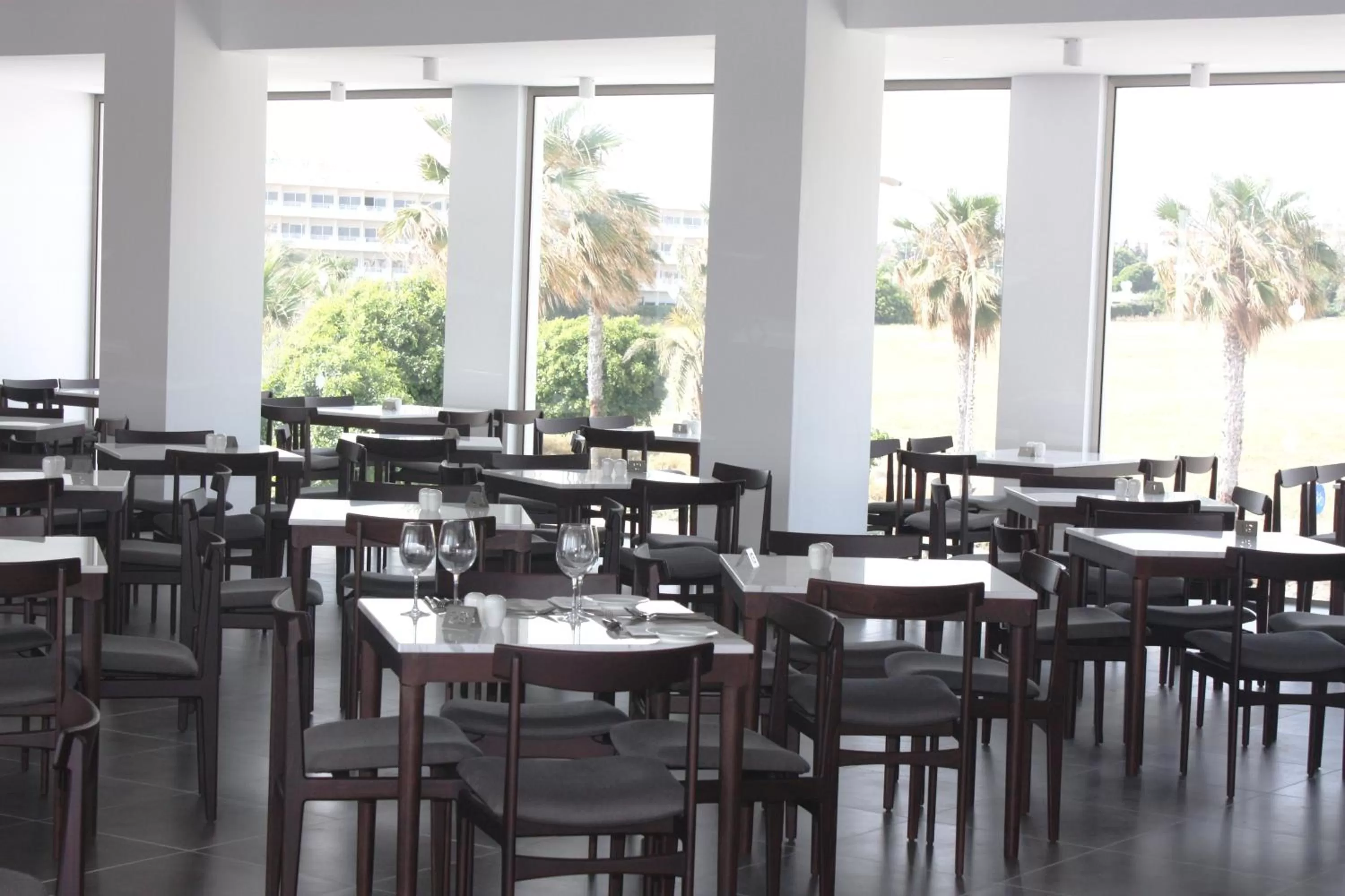 Restaurant/places to eat in Amphora Hotel & Suites