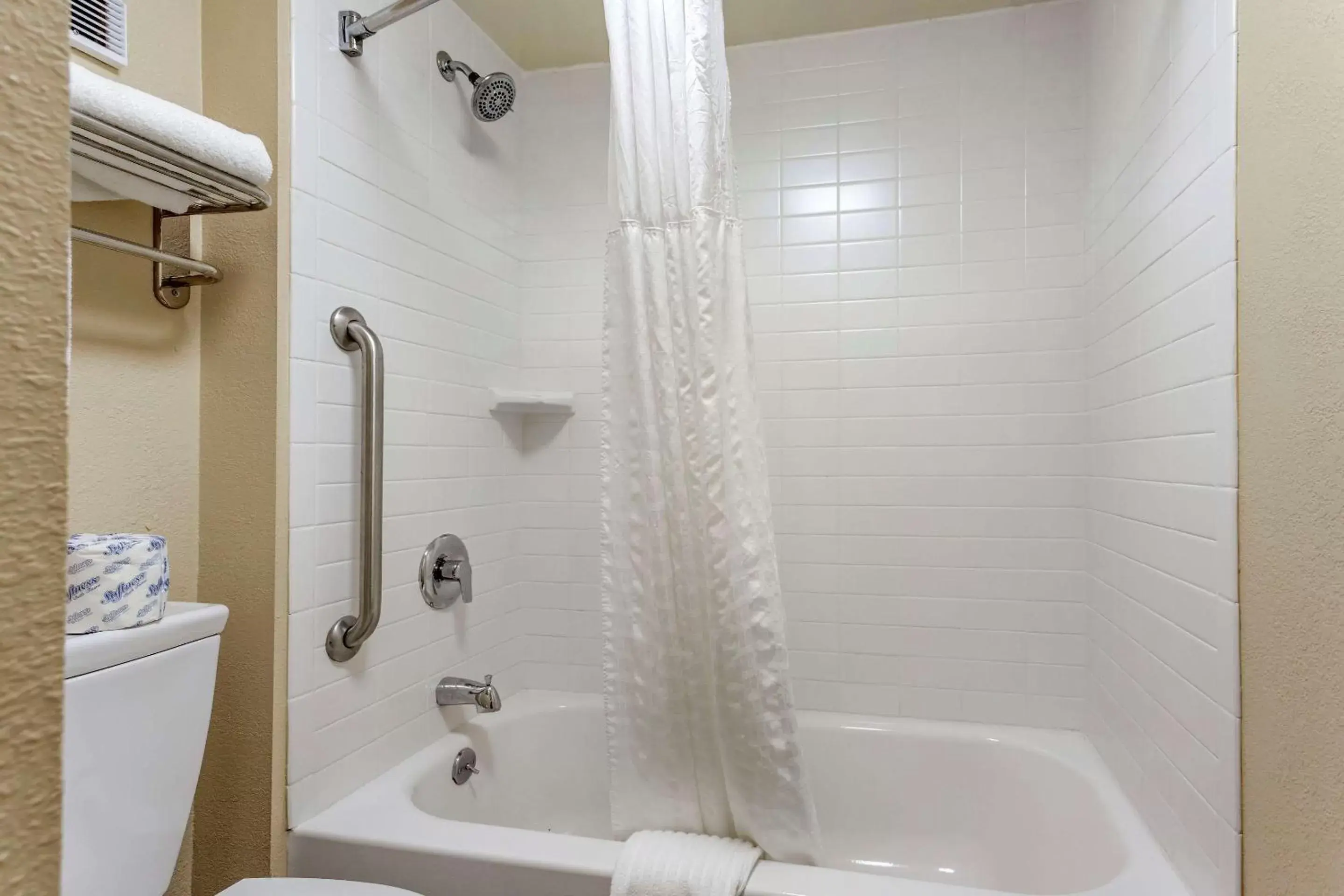 Bathroom in Comfort Inn & Suites Little Rock Airport