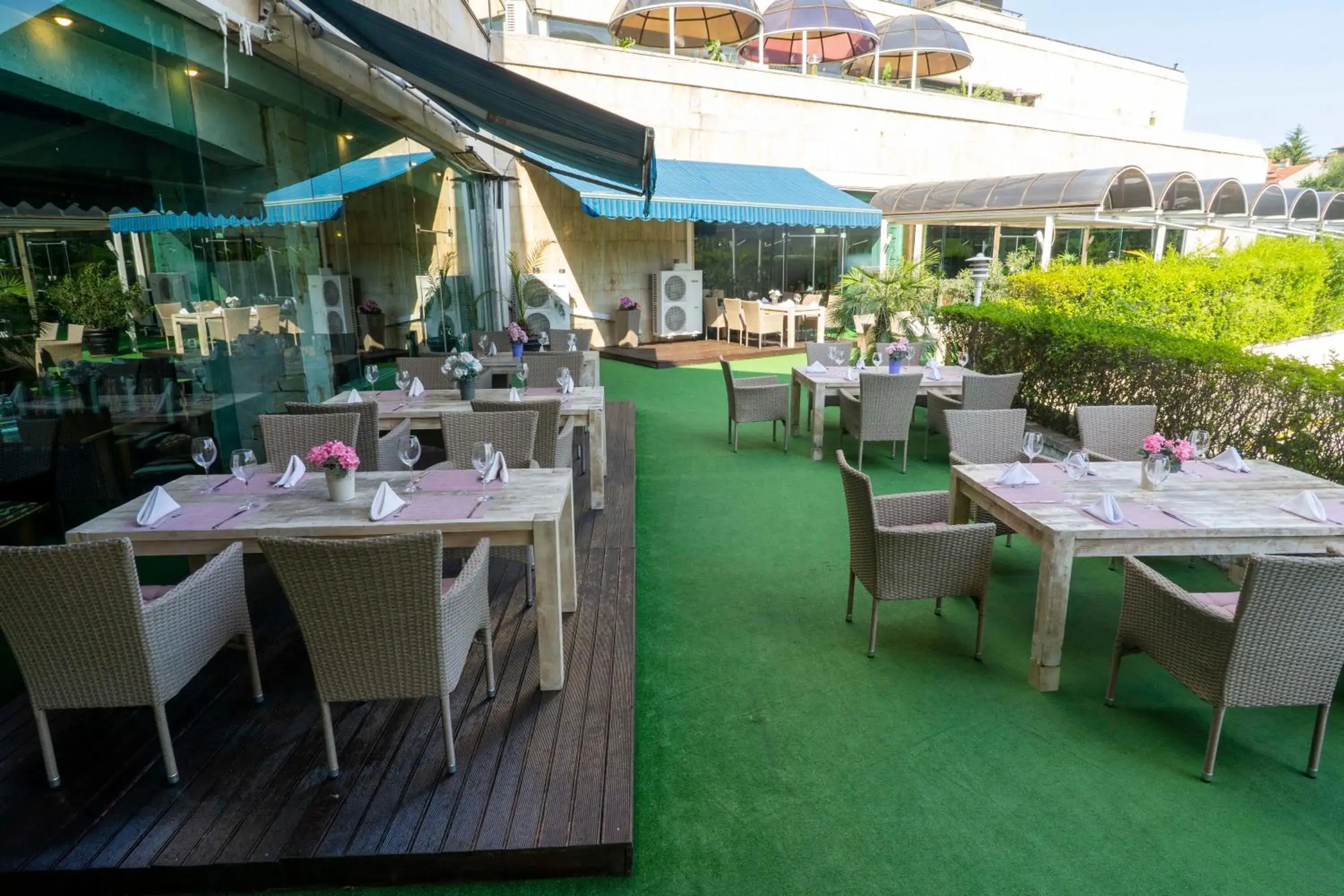 Garden, Restaurant/Places to Eat in Grand Hotel Shumen