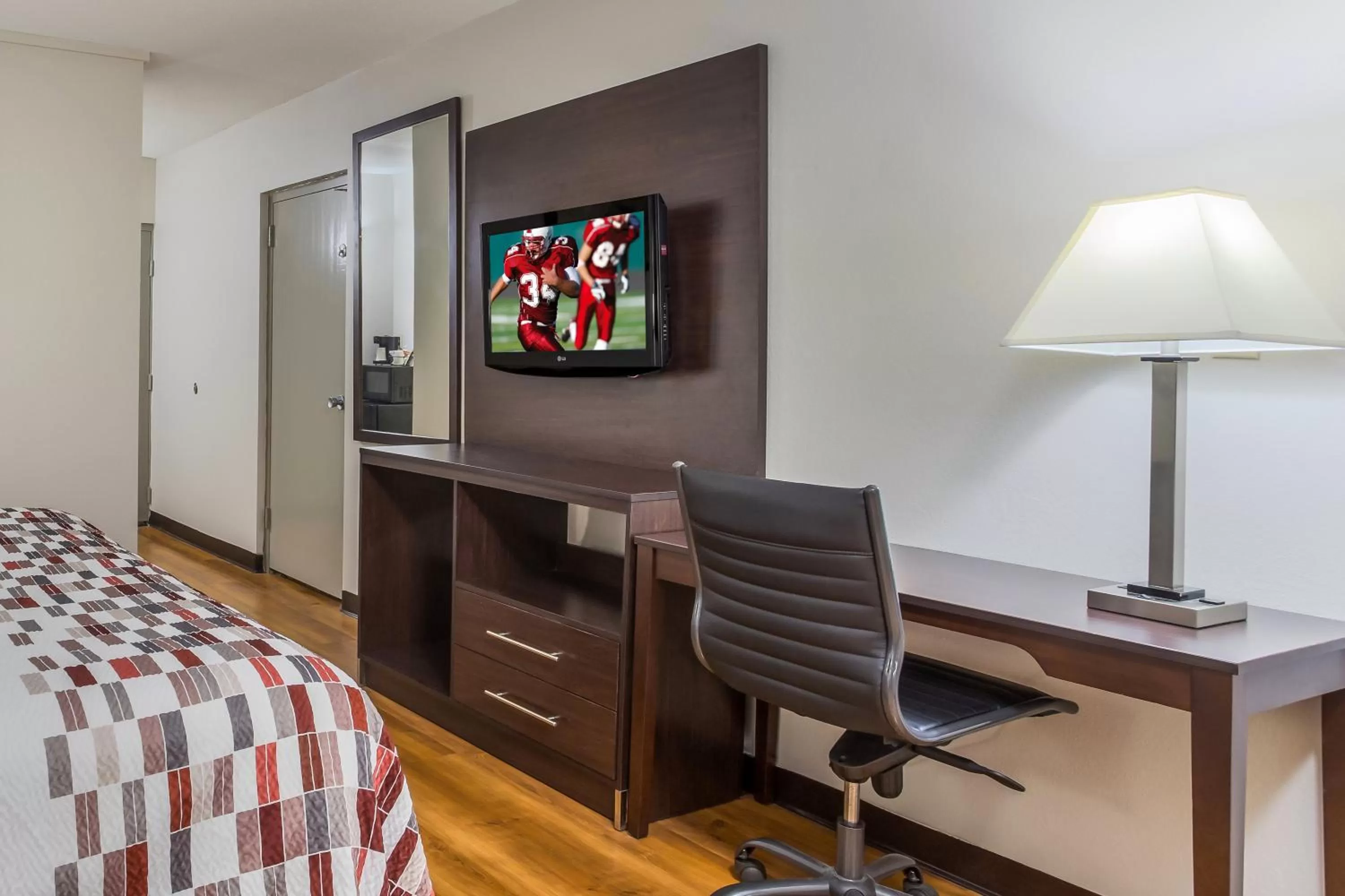 Photo of the whole room in Red Roof Inn Meridian