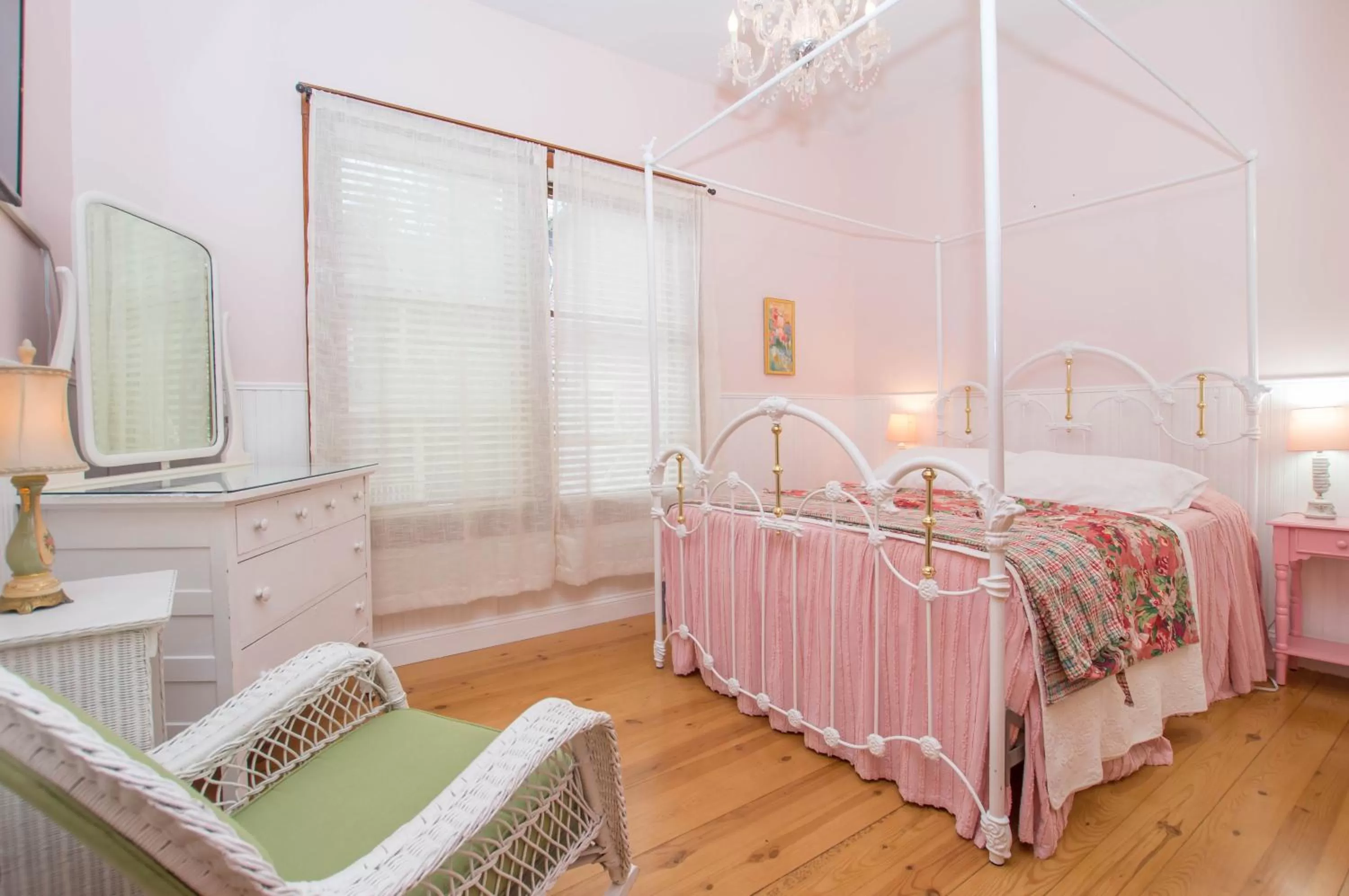 Bed in Terrace Inn and 1911 Restaurant