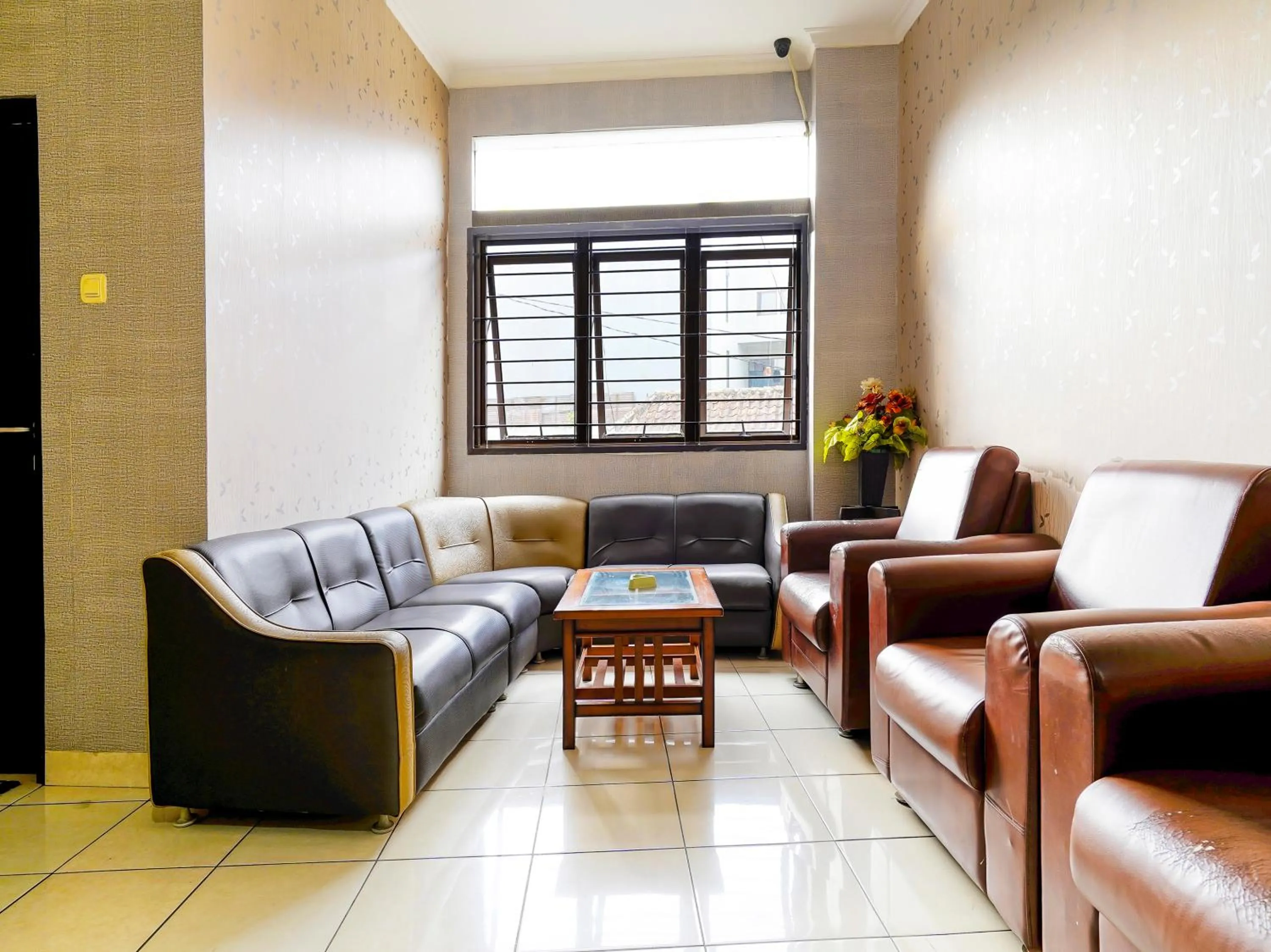 Lobby or reception, Seating Area in OYO Collection O 91297 Hotel Sakura