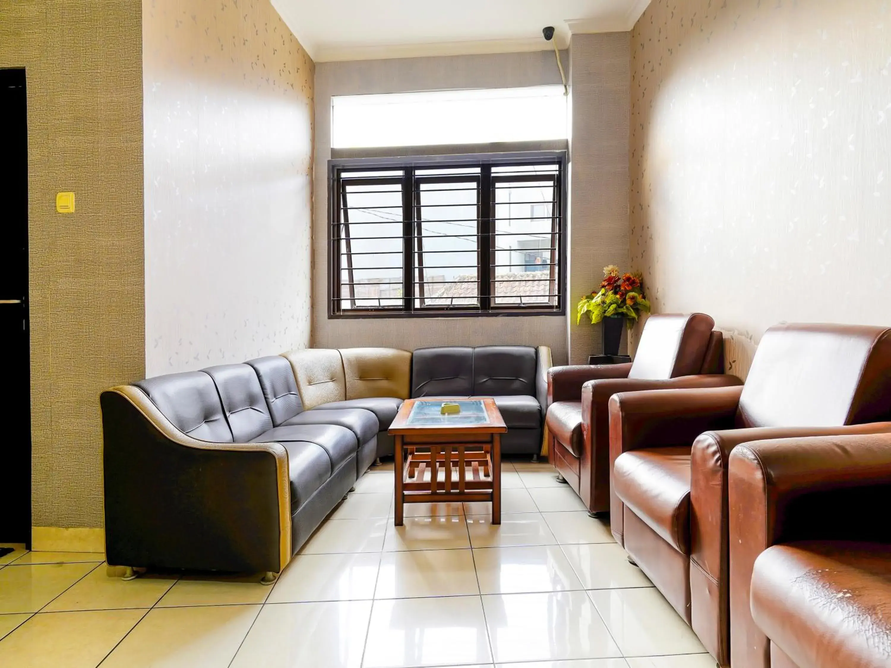 Lobby or reception, Seating Area in Super OYO Collection O 91297 Hotel Sakura