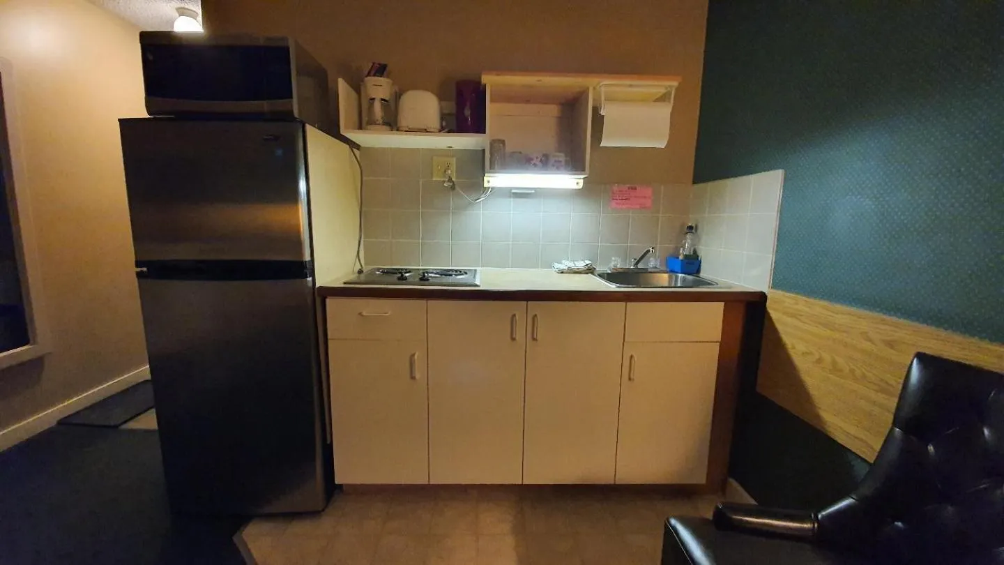 Kitchen or kitchenette in Sundre Motor Inn