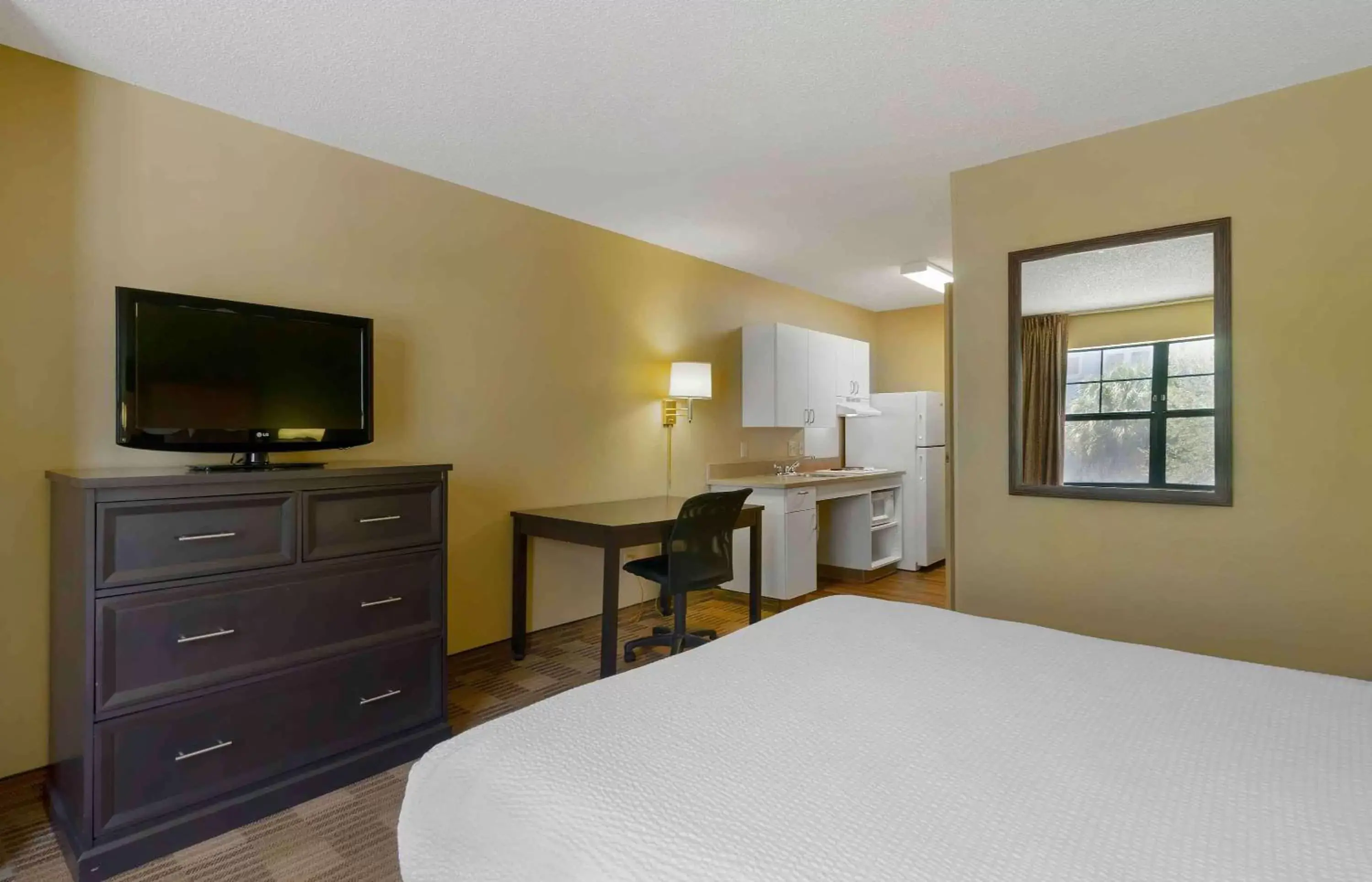 Bedroom, TV/Entertainment Center in Extended Stay America Suites - Tampa - Airport - Spruce Street