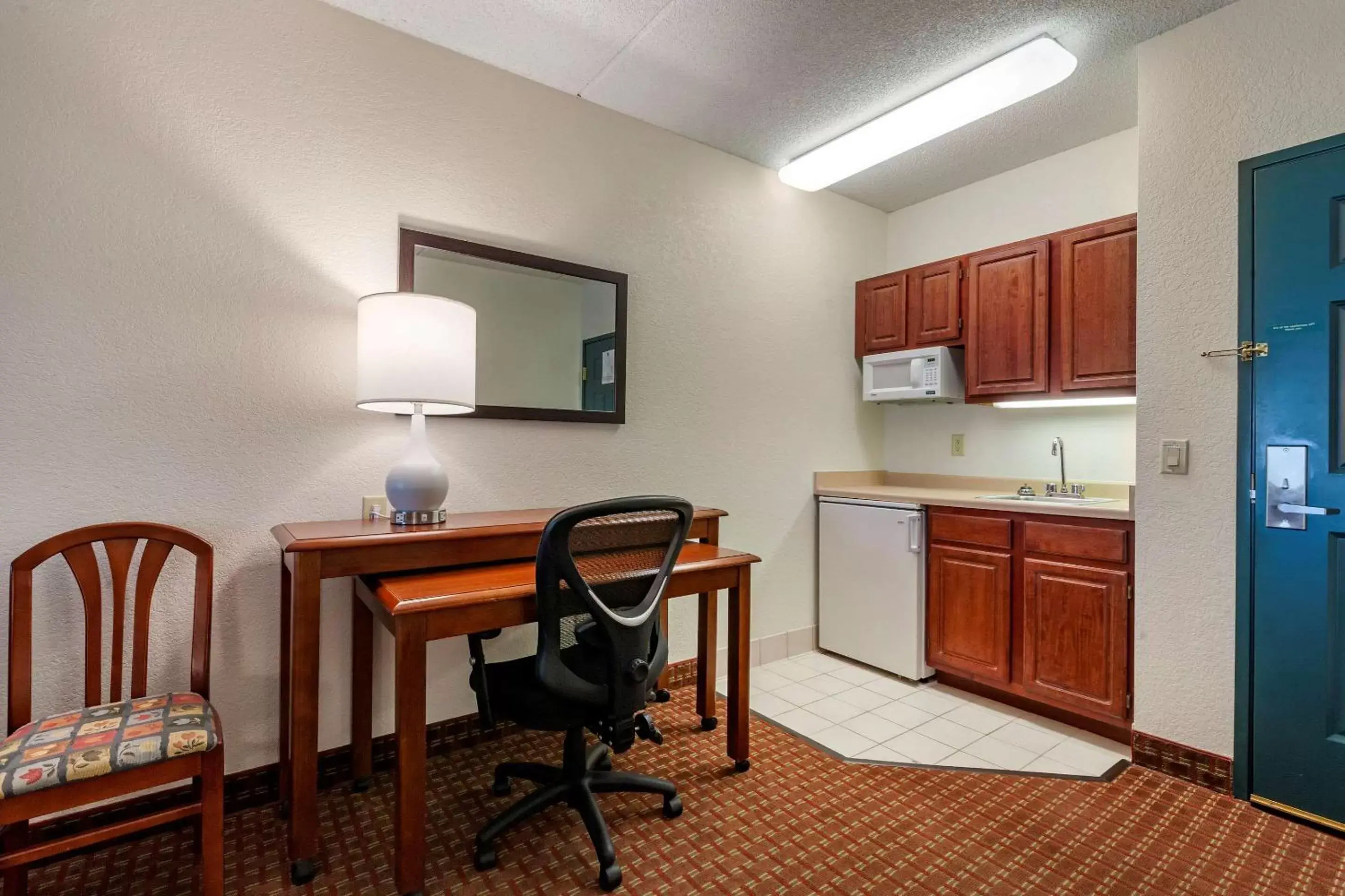 Bedroom, Kitchen/Kitchenette in Clarion Suites at The Alliant Energy Center