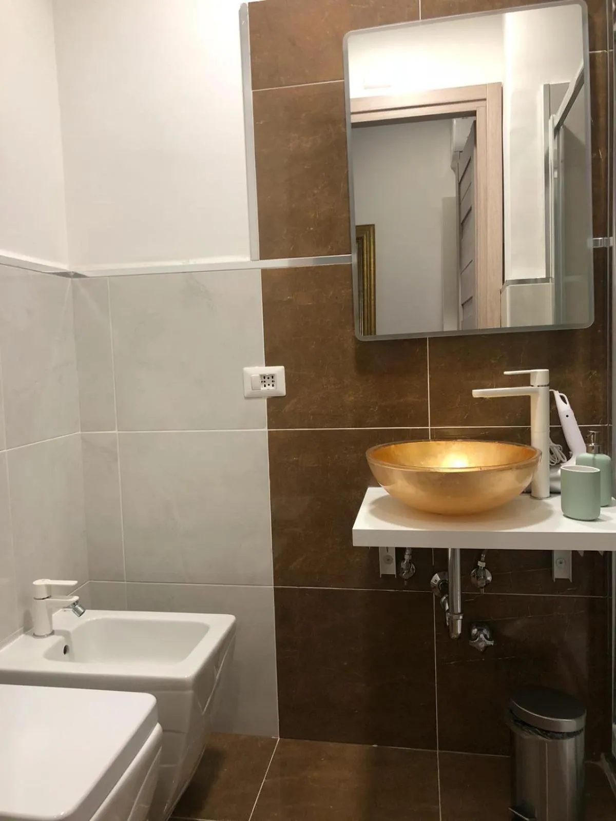 Toilet in The Place In Rome Guest House